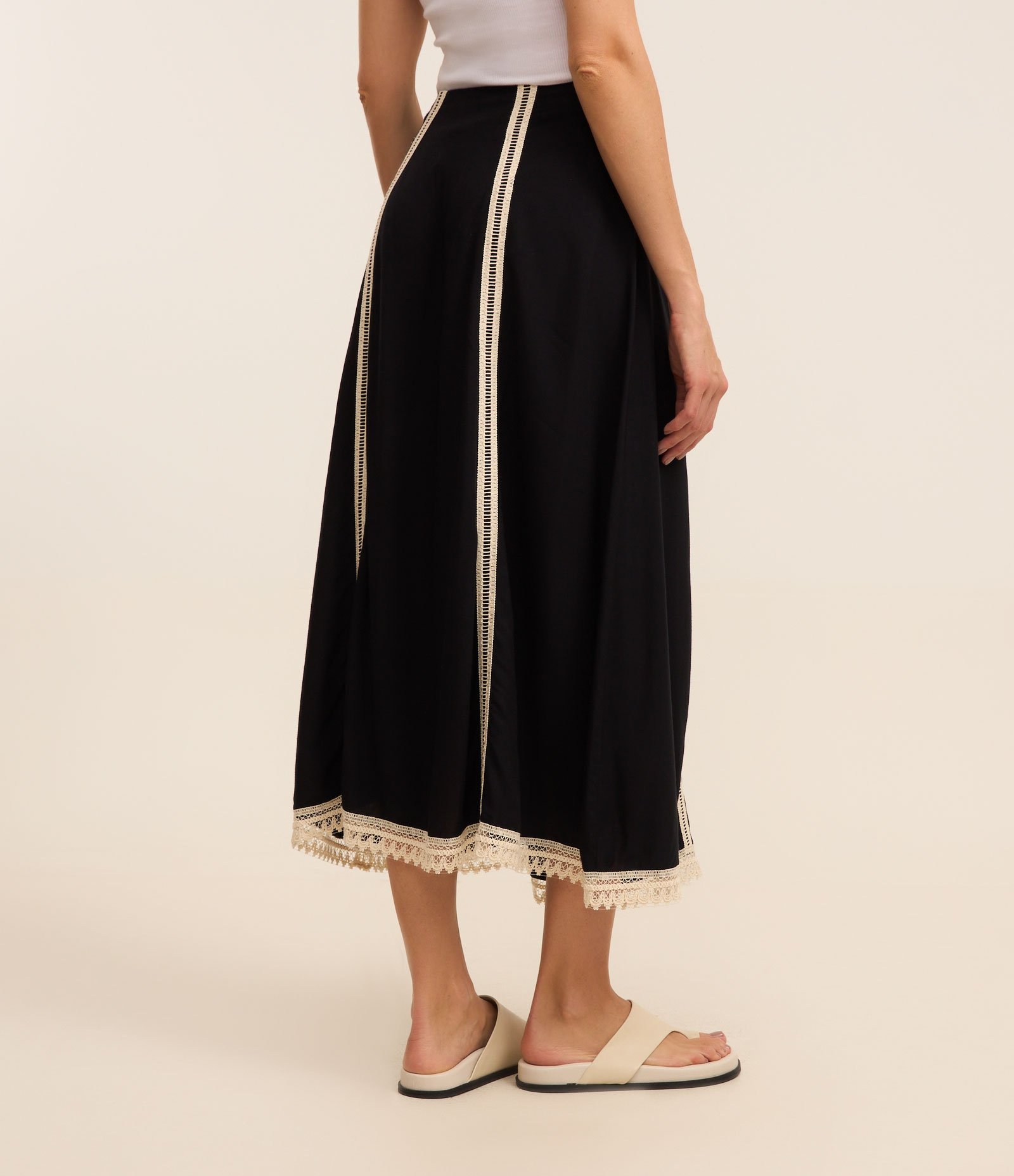 Saia Evasê Midi em Tricoline Texturizada com Entremeios Preto 3