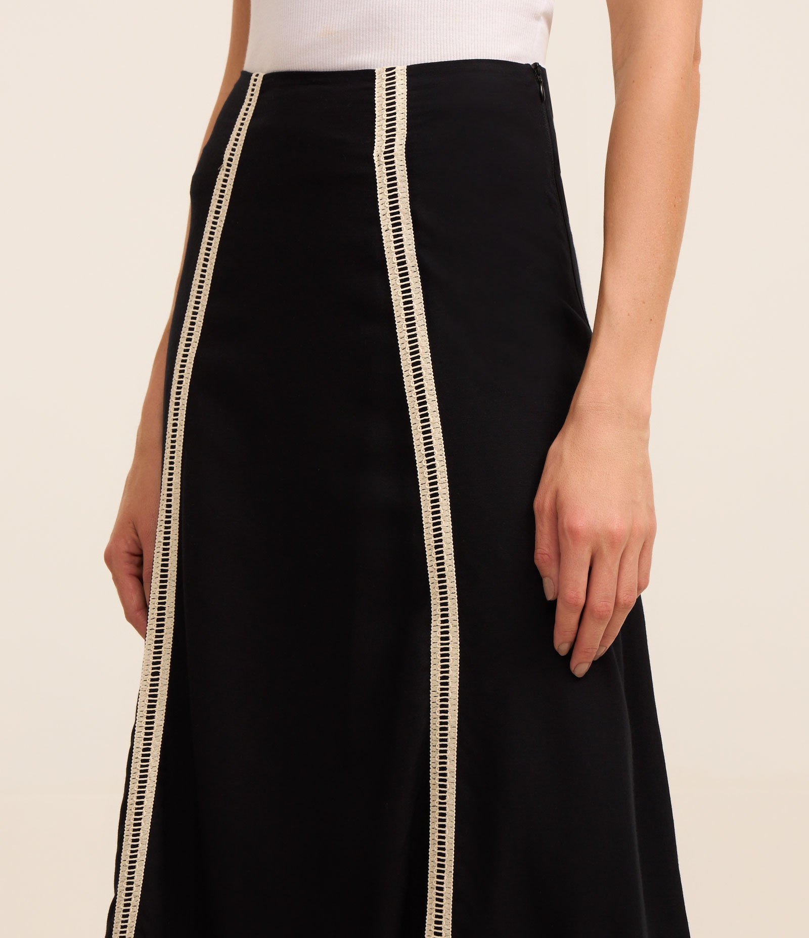 Saia Evasê Midi em Tricoline Texturizada com Entremeios Preto 4