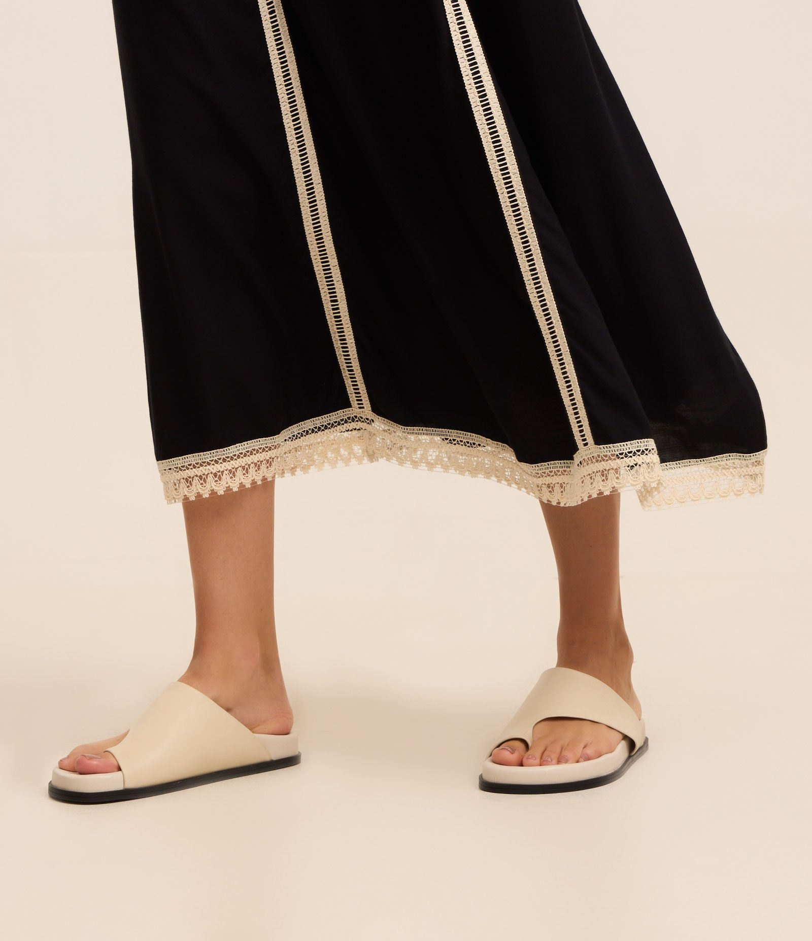 Saia Evasê Midi em Tricoline Texturizada com Entremeios Preto 5