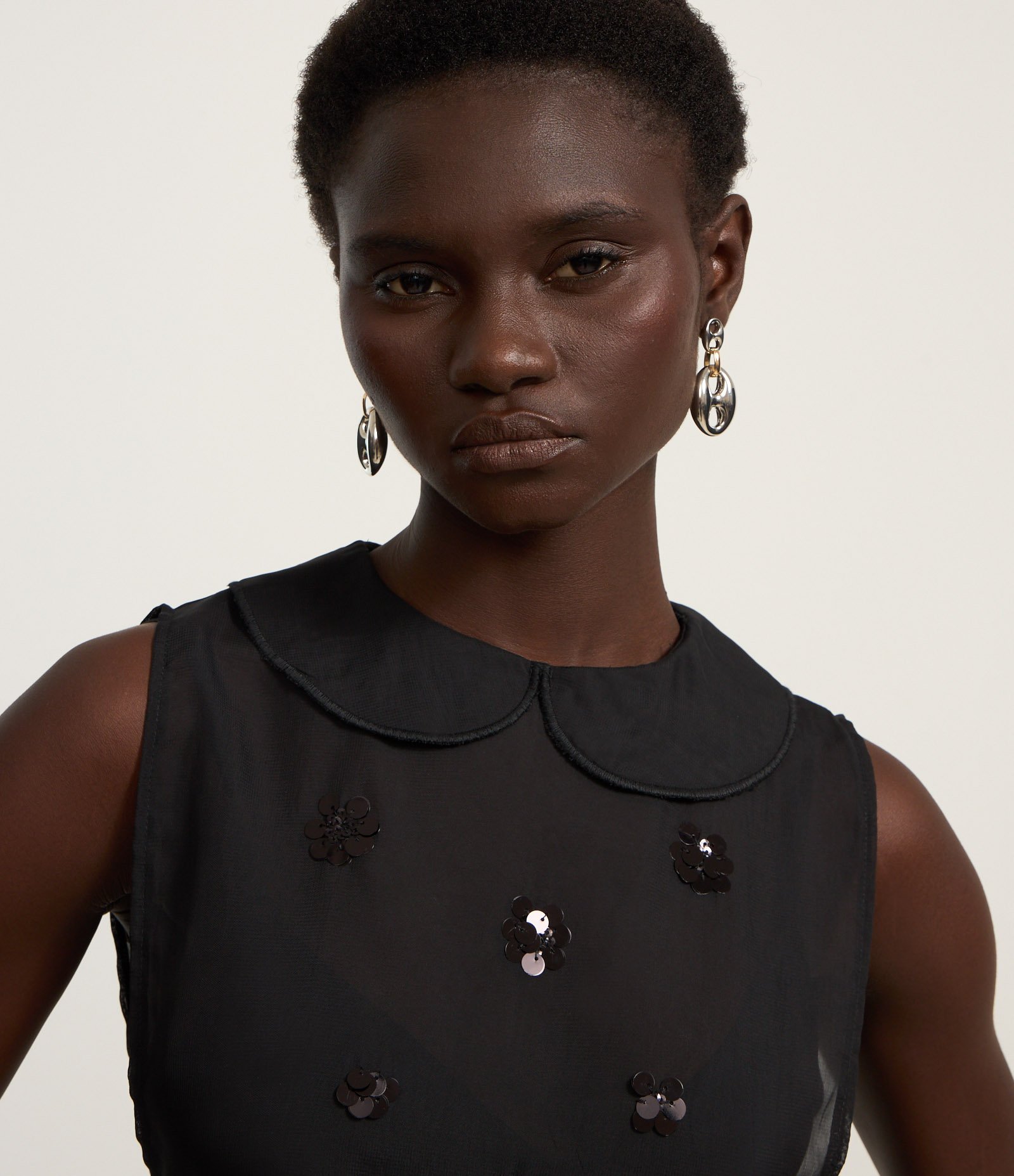 Colete em Chiffon com Amarração Lateral e Paetês Bordados Preto 3