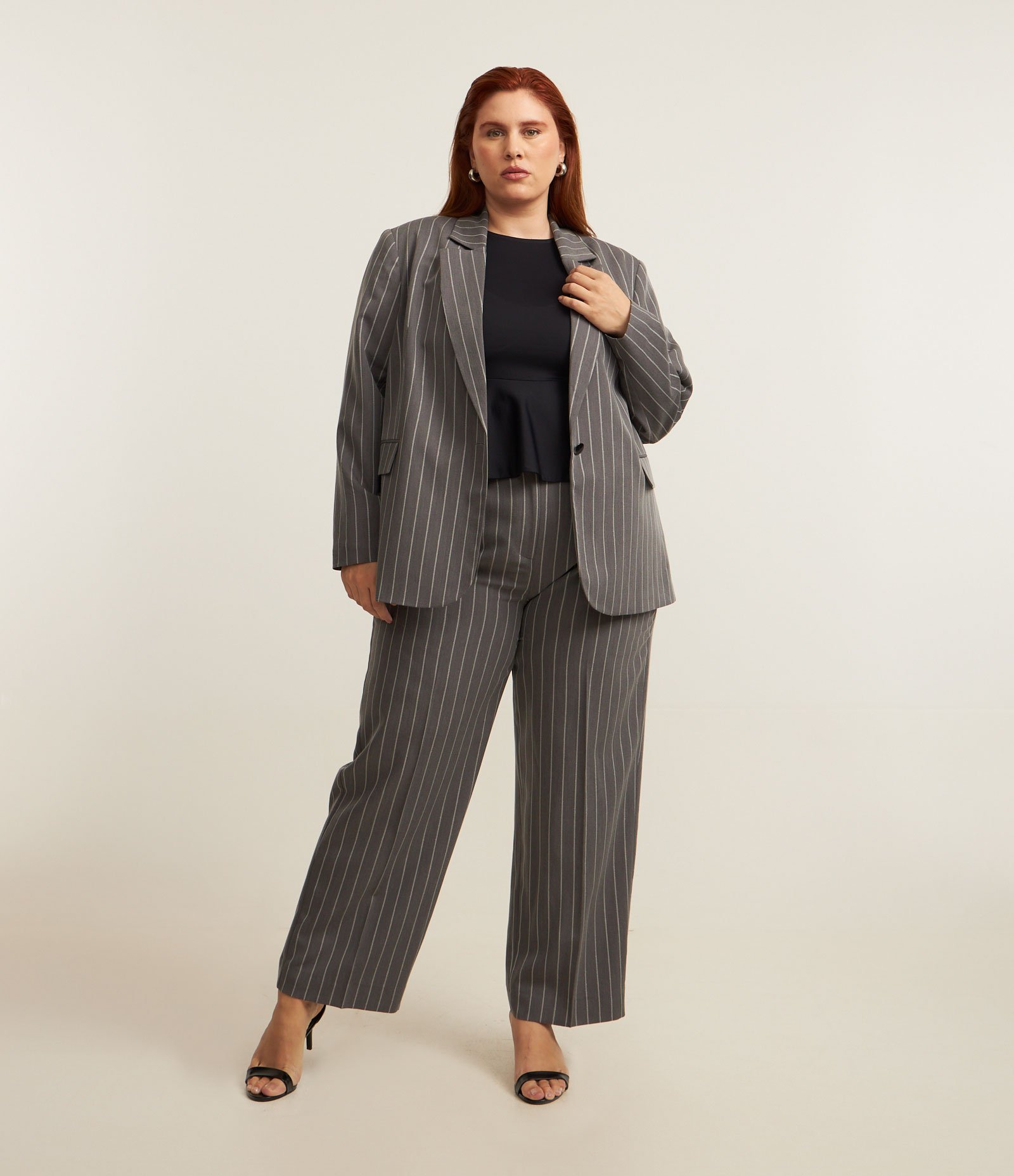 Blazer Alfaiatado com Botão e Riscas de Giz Curve & Plus Size Cinza 2