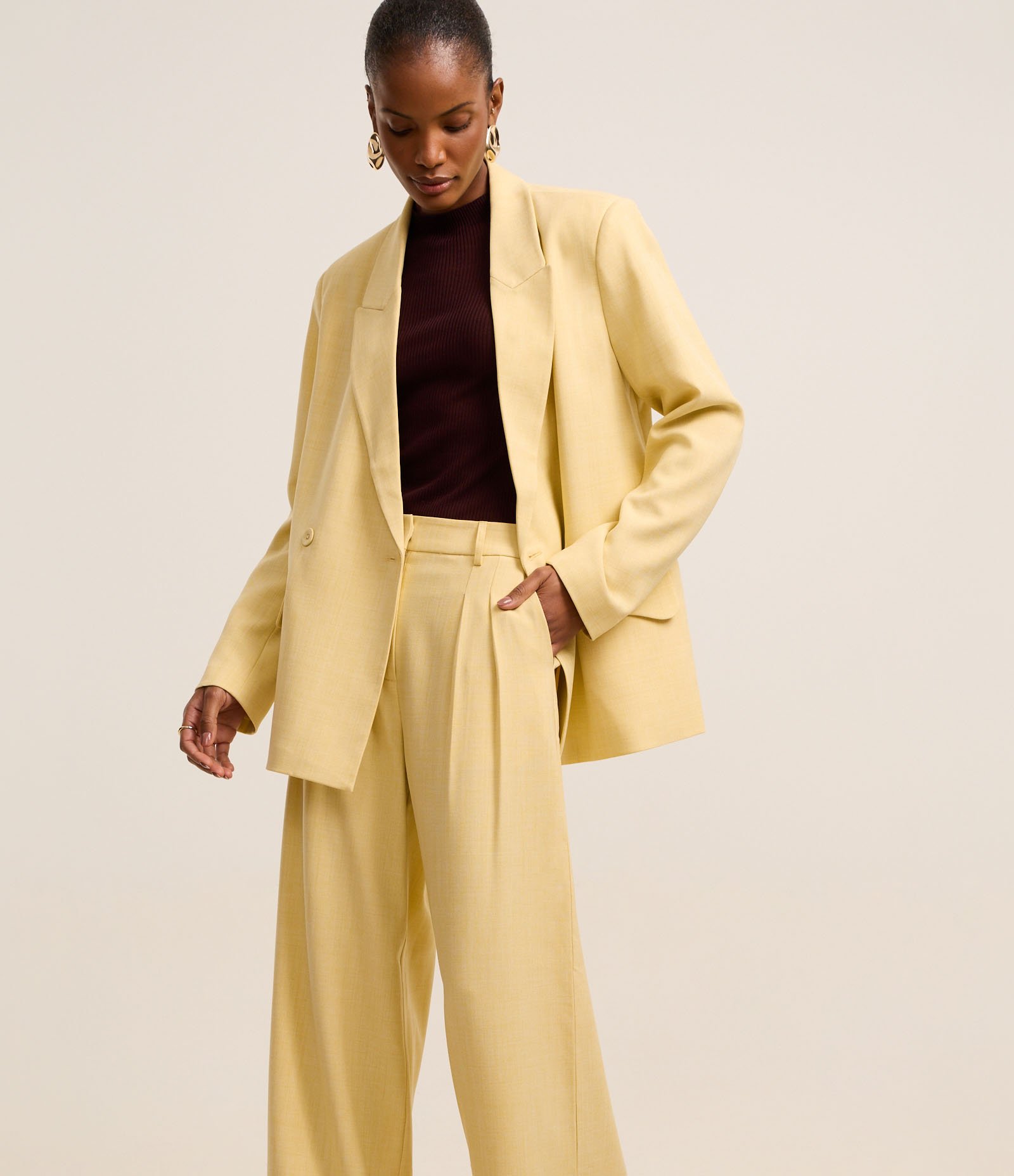 Calça Wide Leg em Alfaiataria com Pregas e Cintura Alta Amarelo 2