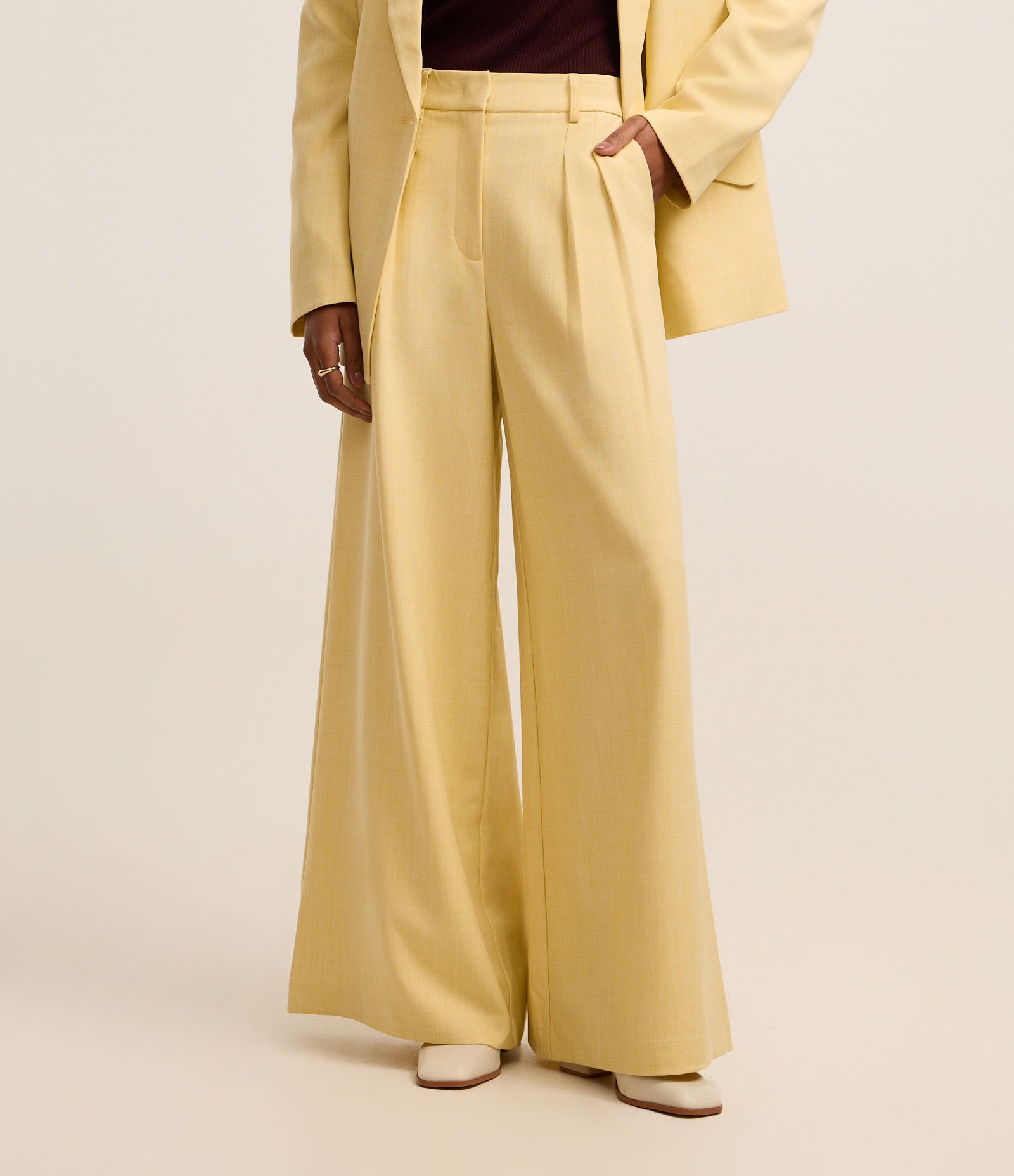 Calça Wide Leg em Alfaiataria com Pregas e Cintura Alta Amarelo 3