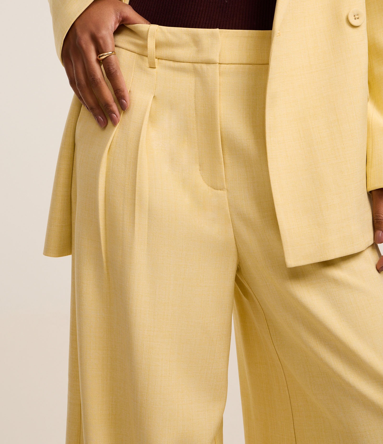 Calça Wide Leg em Alfaiataria com Pregas e Cintura Alta Amarelo 4