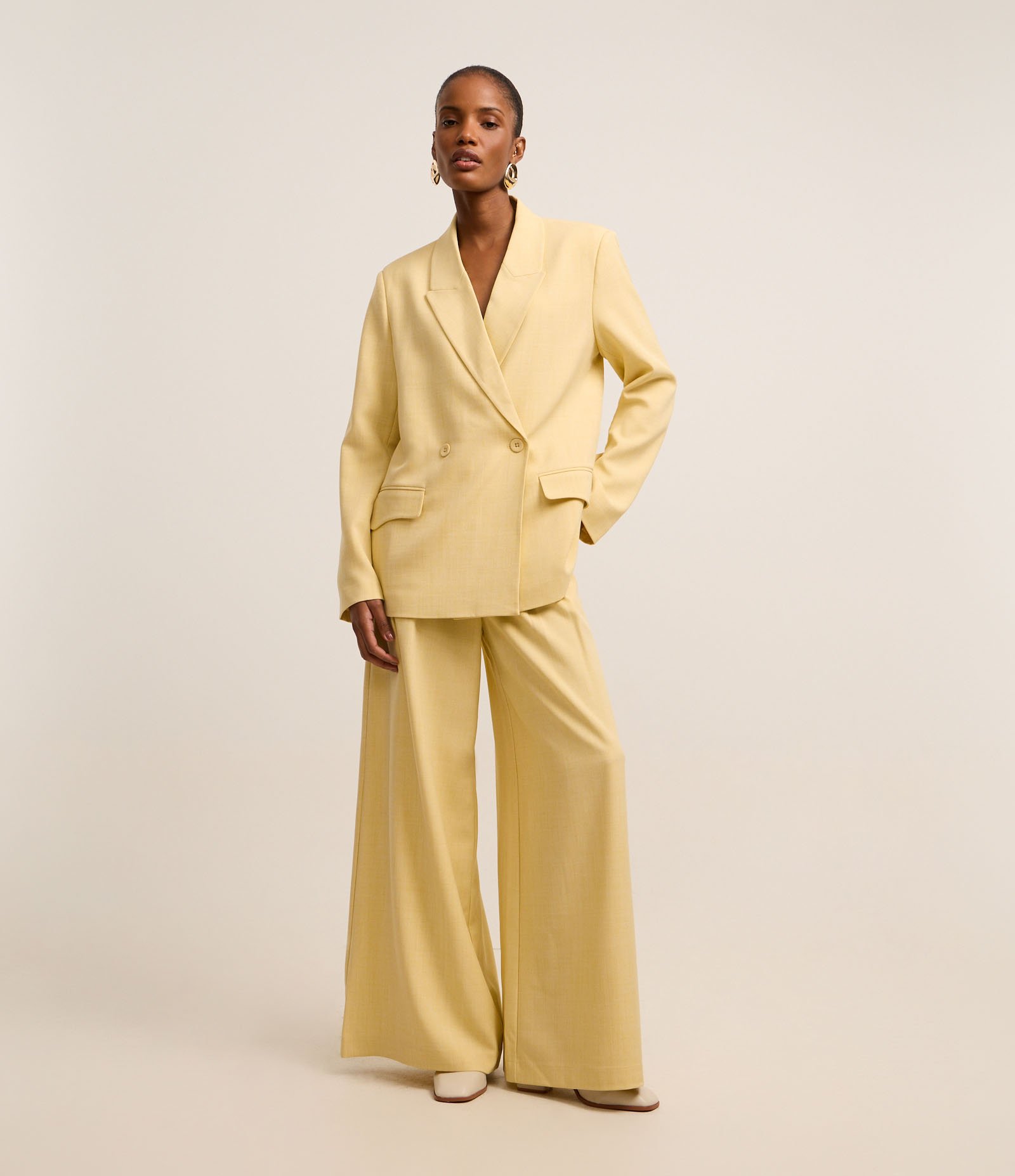 Calça Wide Leg em Alfaiataria com Pregas e Cintura Alta Amarelo 5