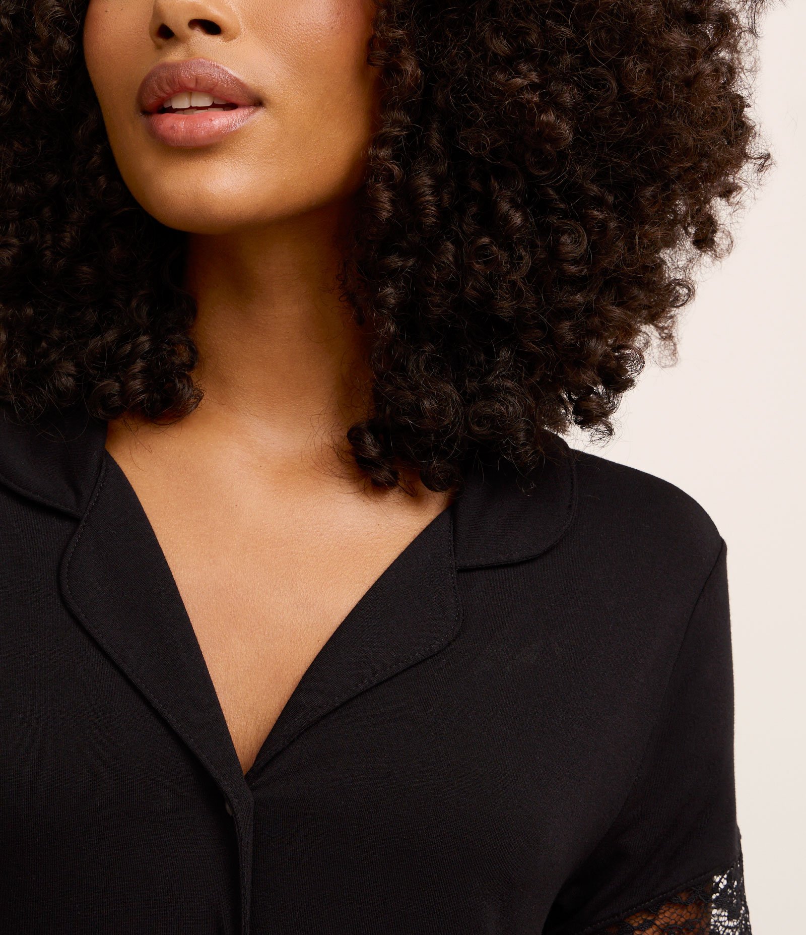 Camisola Americana em Viscose com Renda na Manga Preto 2