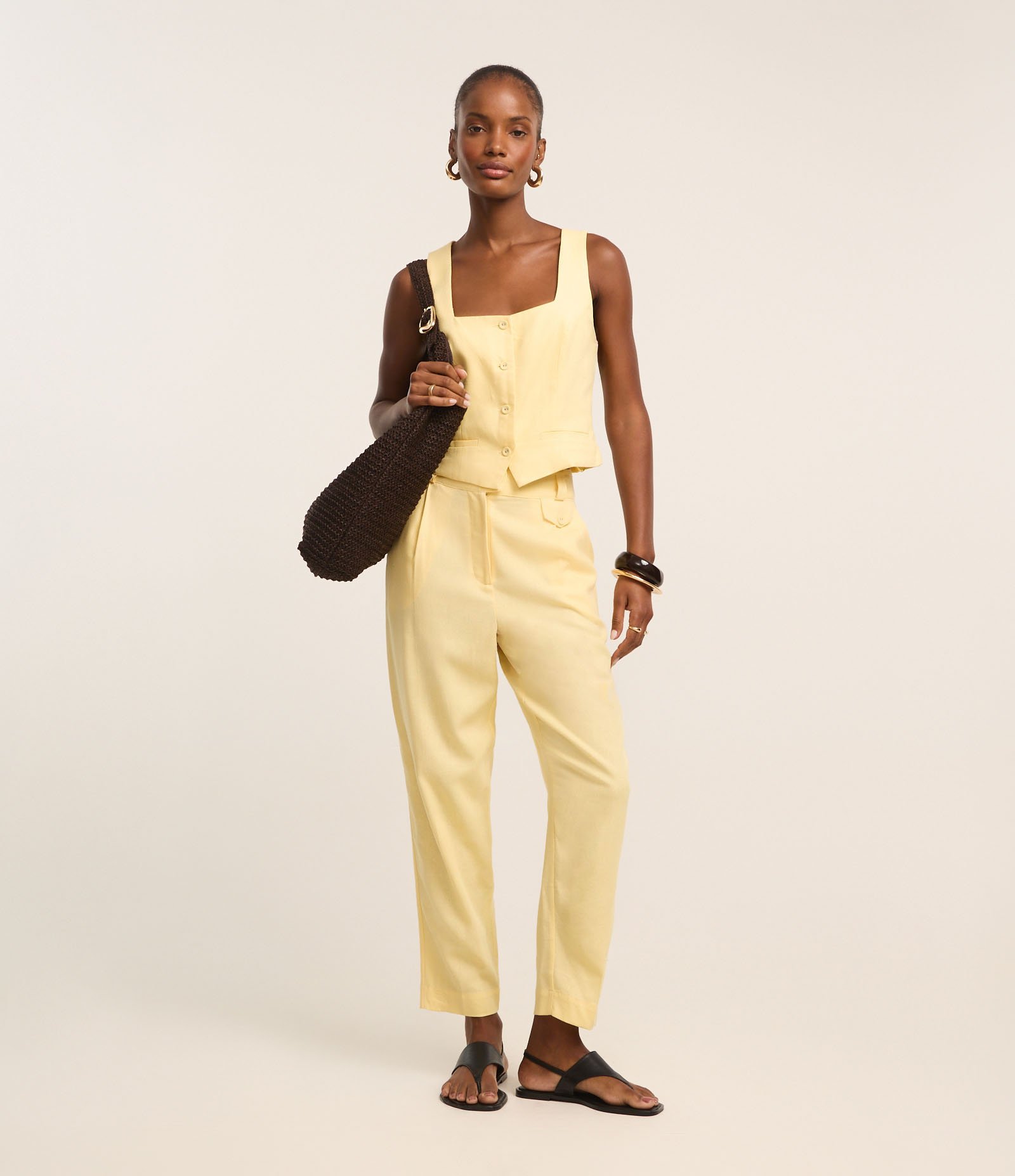 Calça Cenoura em Viscolinho com Lapela e Pregas Amarelo 2