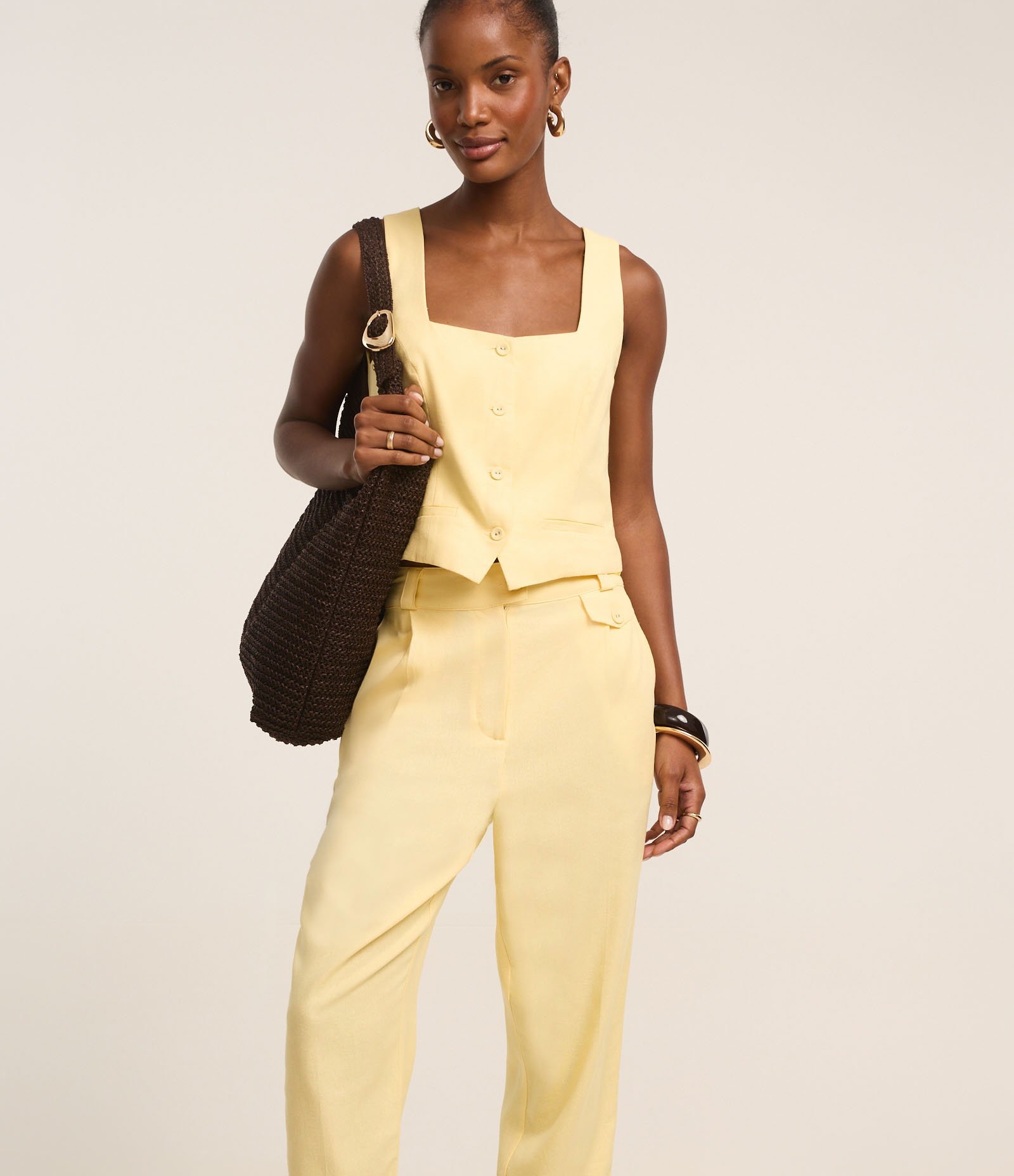 Calça Cenoura em Viscolinho com Lapela e Pregas Amarelo 3