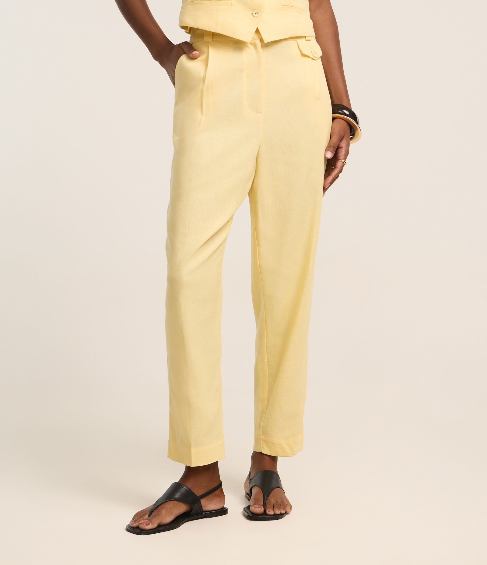 Calça Cenoura em Viscolinho com Lapela e Pregas Amarelo 4