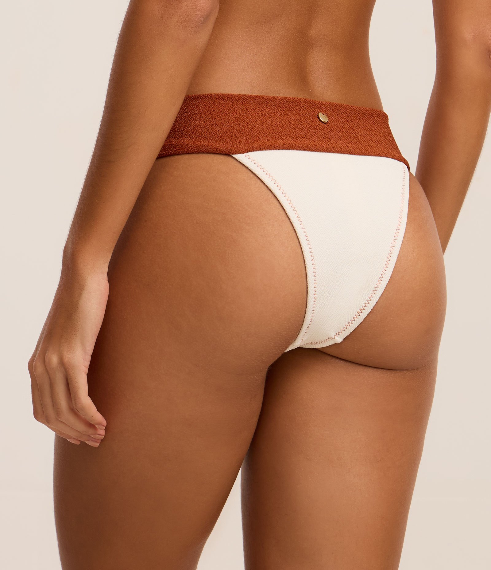 Biquíni Calcinha Pala Larga em Microfibra Texturizada com Bloco de Cor Caramelo/Off White 4