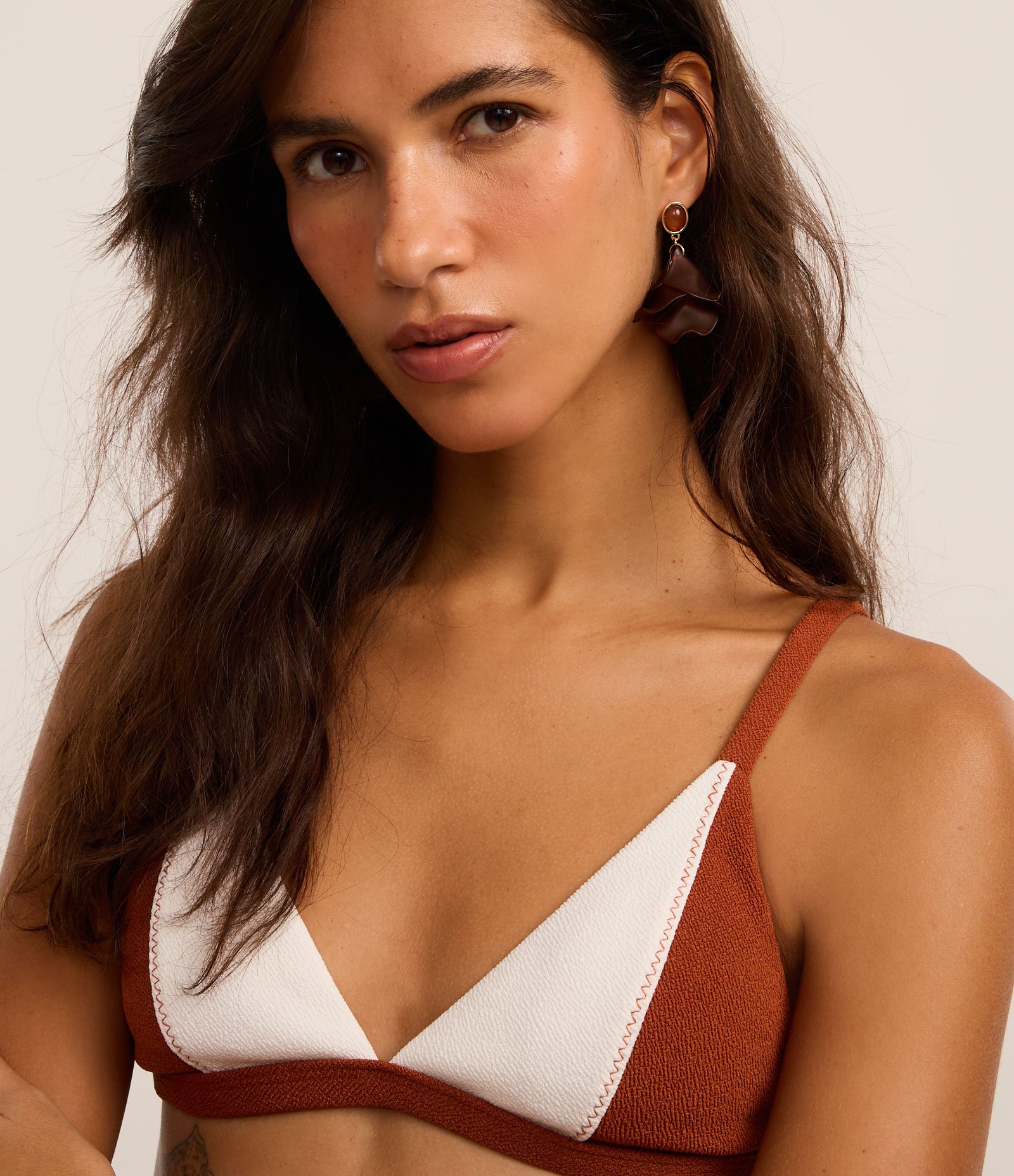 Biquíni Top Triangulo Fixo em Microfibra Texturizada com Bloco de Cor Caramelo/Off White 3