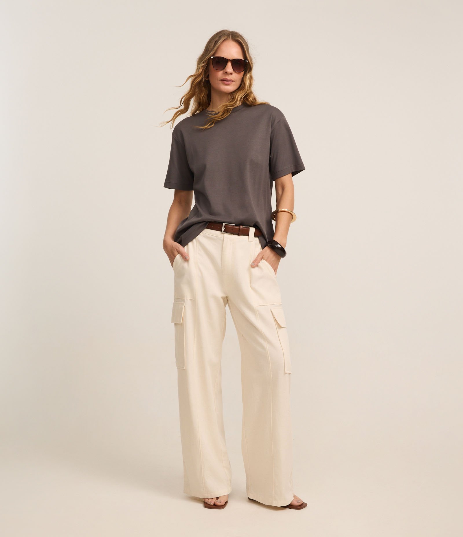 Camiseta em Algodão Peruano com Gola Redonda Cinza 2