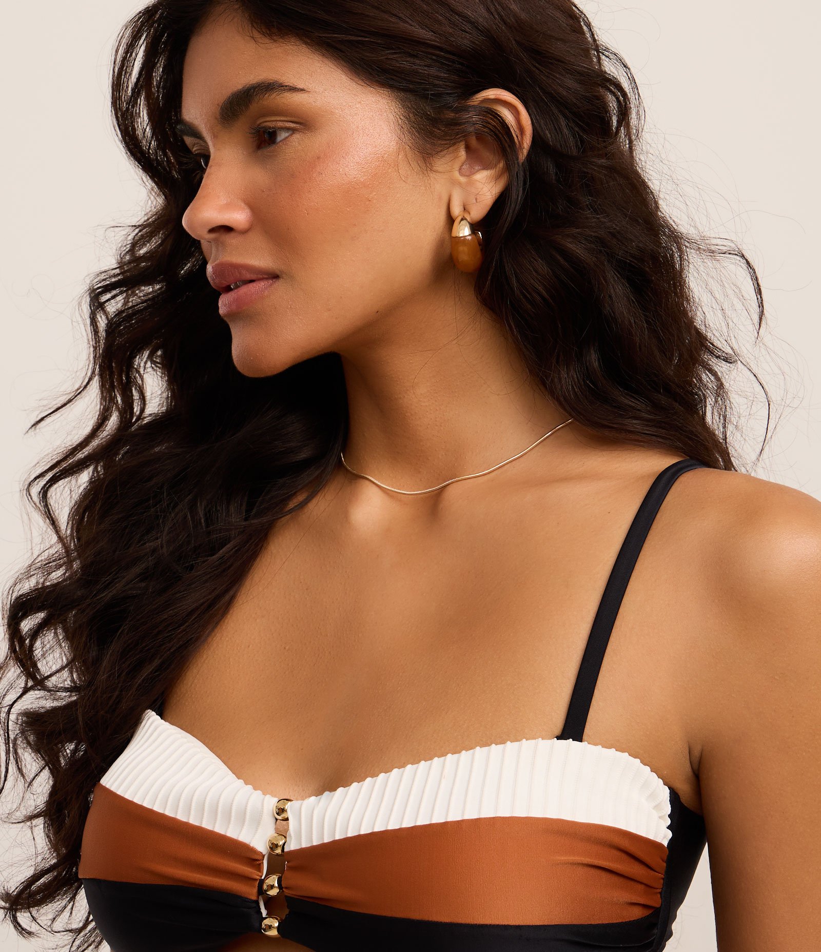 Biquini Top Bandeau em Microfibra com Bloco de Cor e Aviamento no Busto Off White/Caramelo/Preto 3