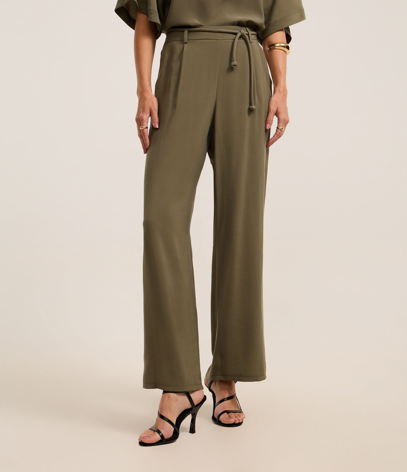 Calça Wide Leg Cintura Alta em Viscose com Cinto Corda Verde Oliva 3