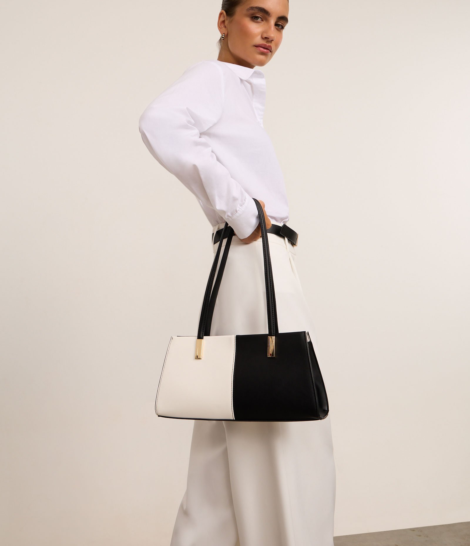 Bolsa Shoulder Média com Recorte Bicolor Preto/Branco 8