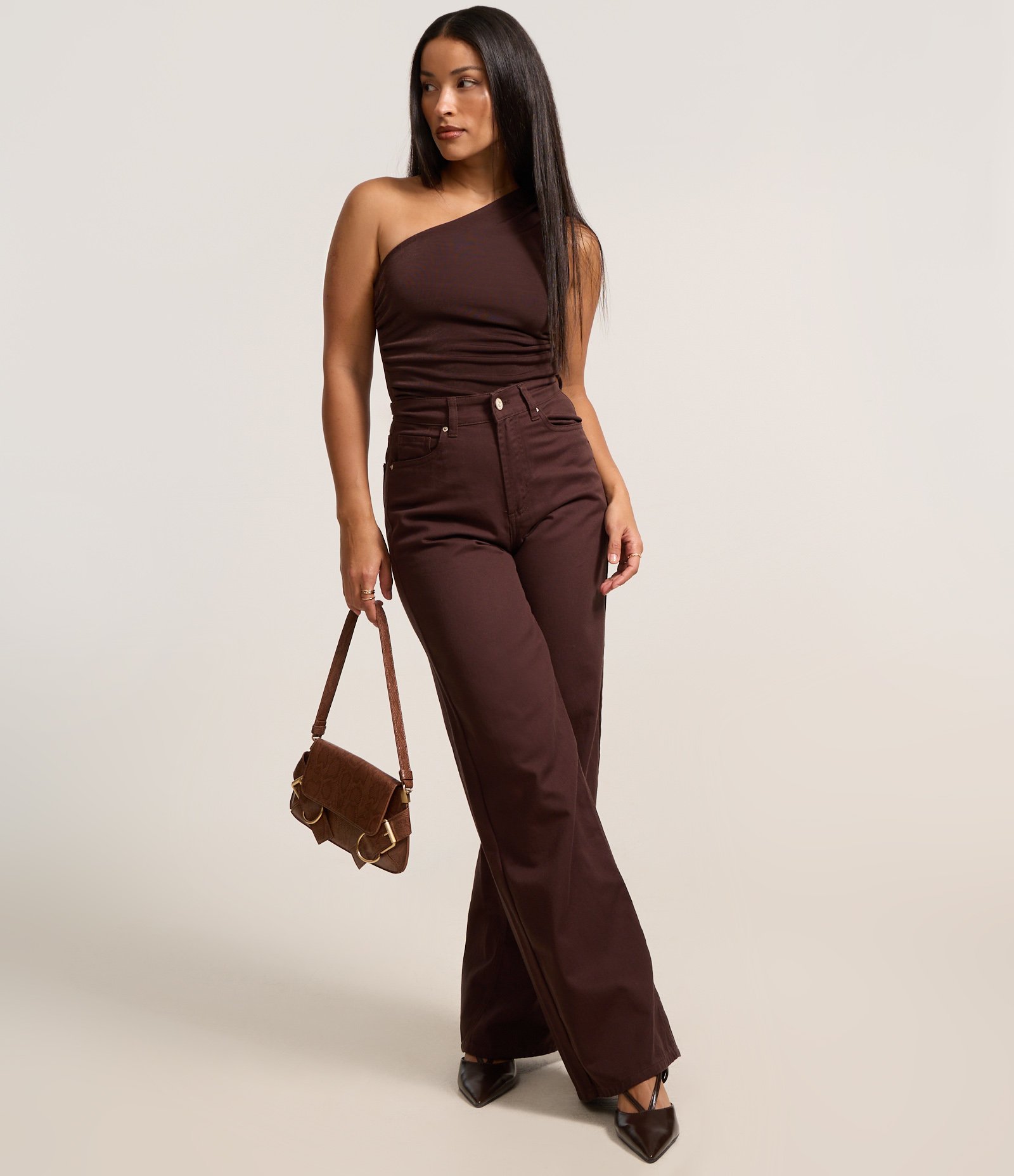 Body com Um Ombro Só e Franzidos Laterais Marrom 2