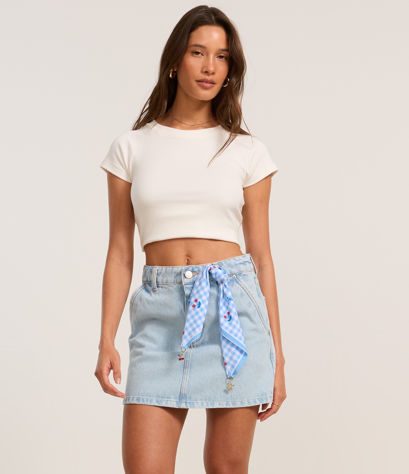 Saia Curta em Jeans com Lenço de Frutinhas e Cintura Alta Azul 2