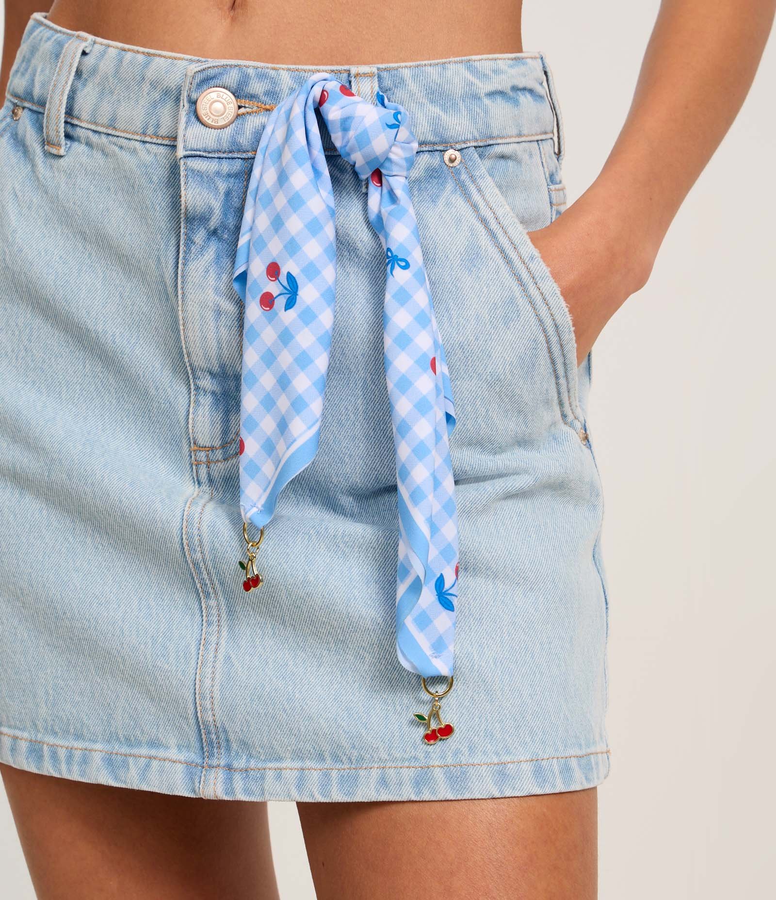 Saia Curta em Jeans com Lenço de Frutinhas e Cintura Alta Azul 4