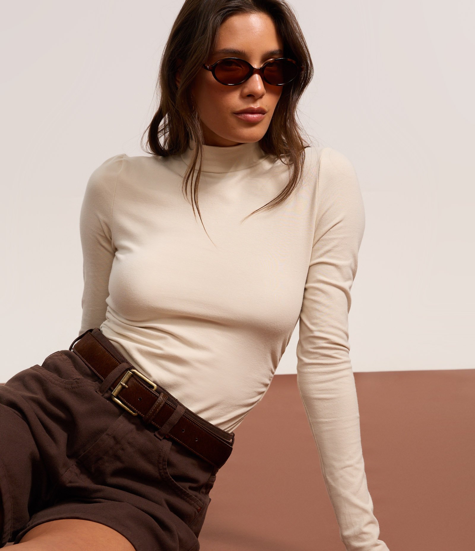 Short Mom Cintura Alta em Sarja com Bolsos Marrom 6