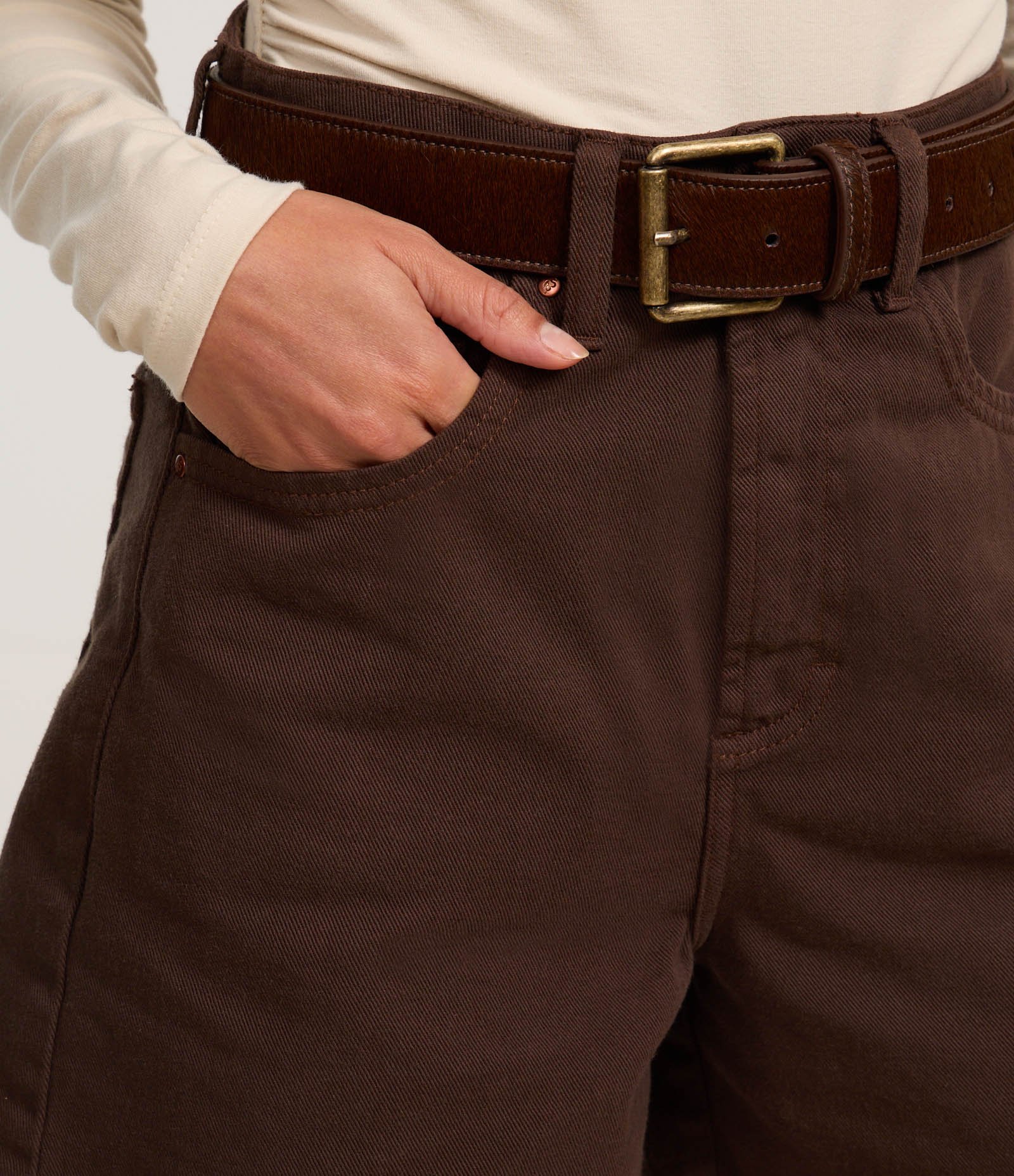 Short Mom Cintura Alta em Sarja com Bolsos Marrom 4