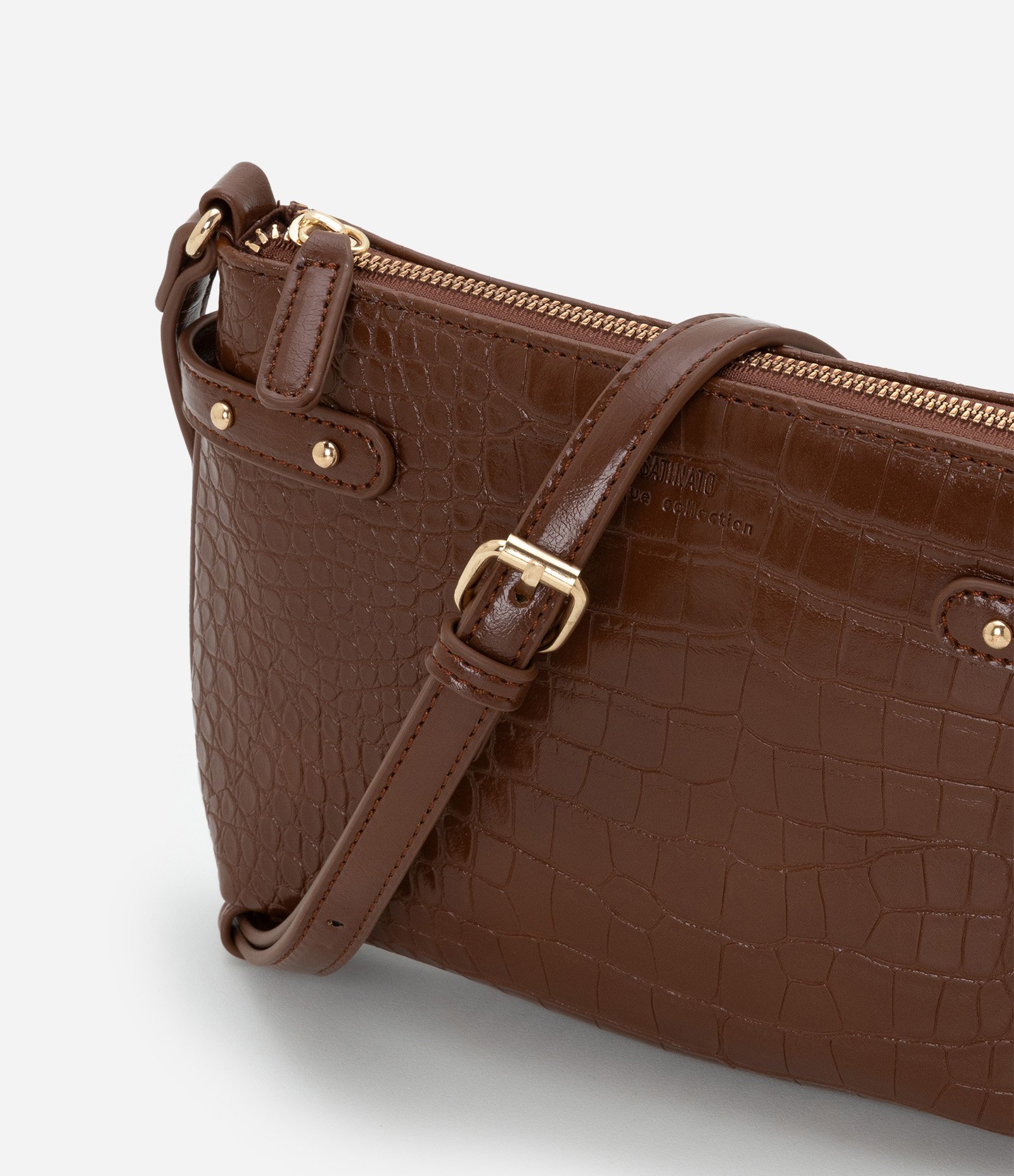 Bolsa Transversal em Pu com Textura Croco Marrom 6