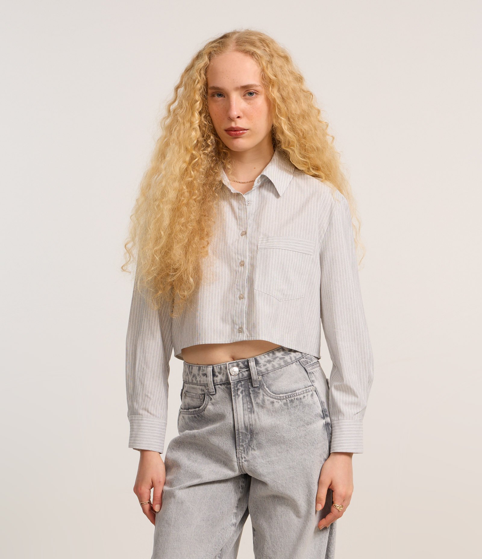 Camisa Cropped em Tricoline com Listras com Bolso Frontal Cinza 1