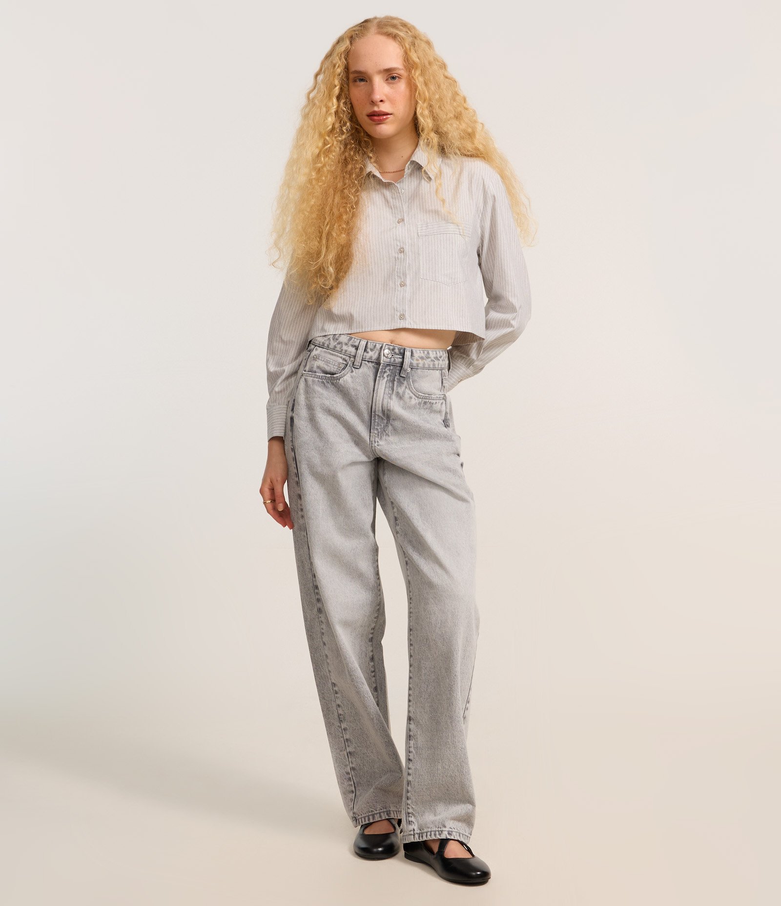 Camisa Cropped em Tricoline com Listras com Bolso Frontal Cinza 2