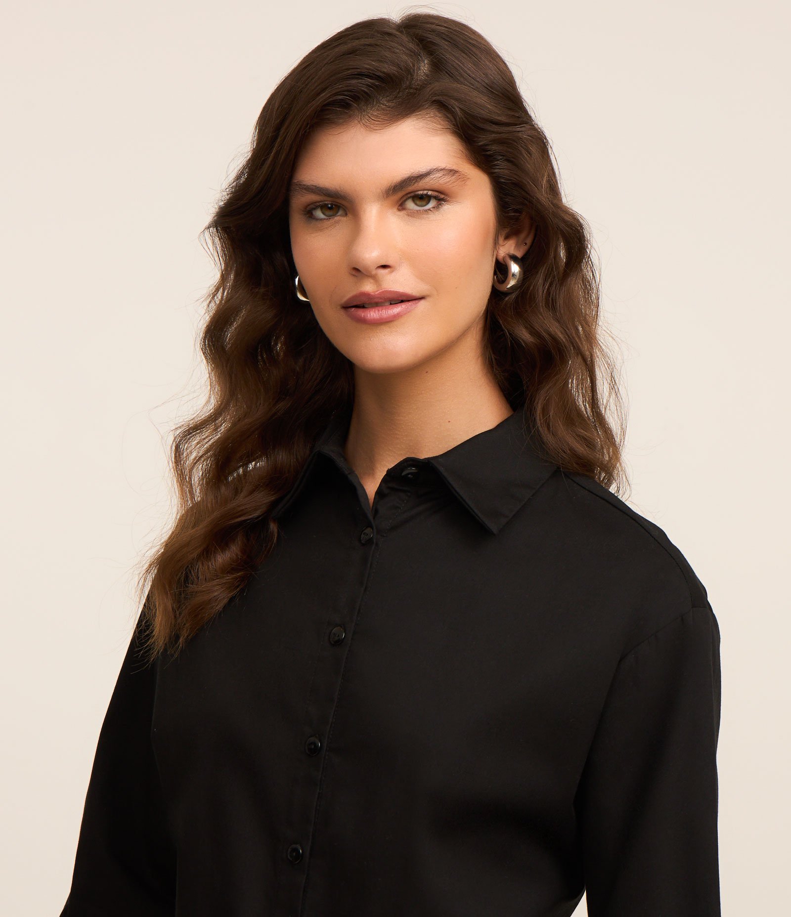 Camisa em Tricoline com Barra Arredondada e Botões Frontais Preto 3