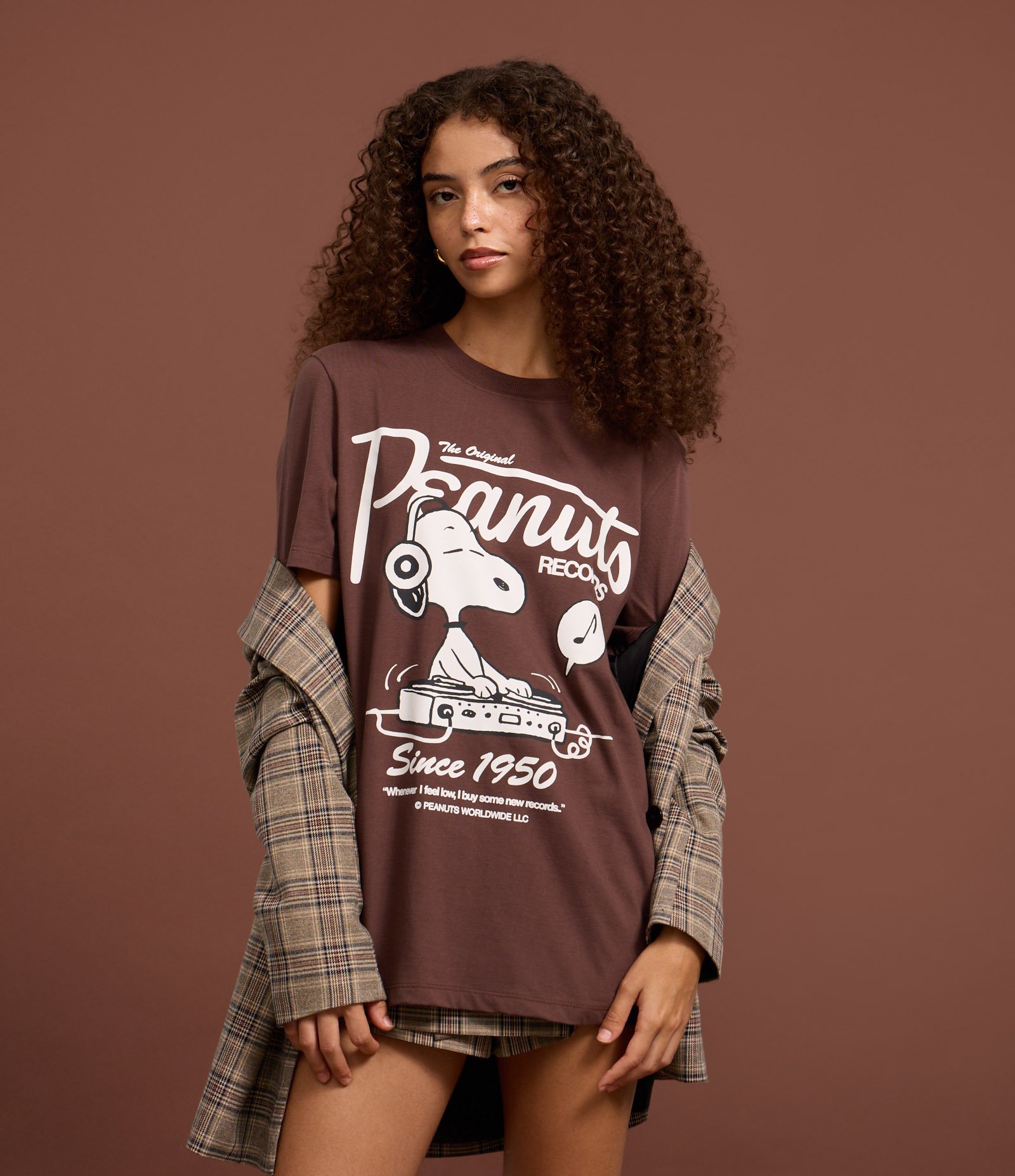 Camiseta Alongada em Algodão com Estampa Snoopy Peanuts Records Marrom 5