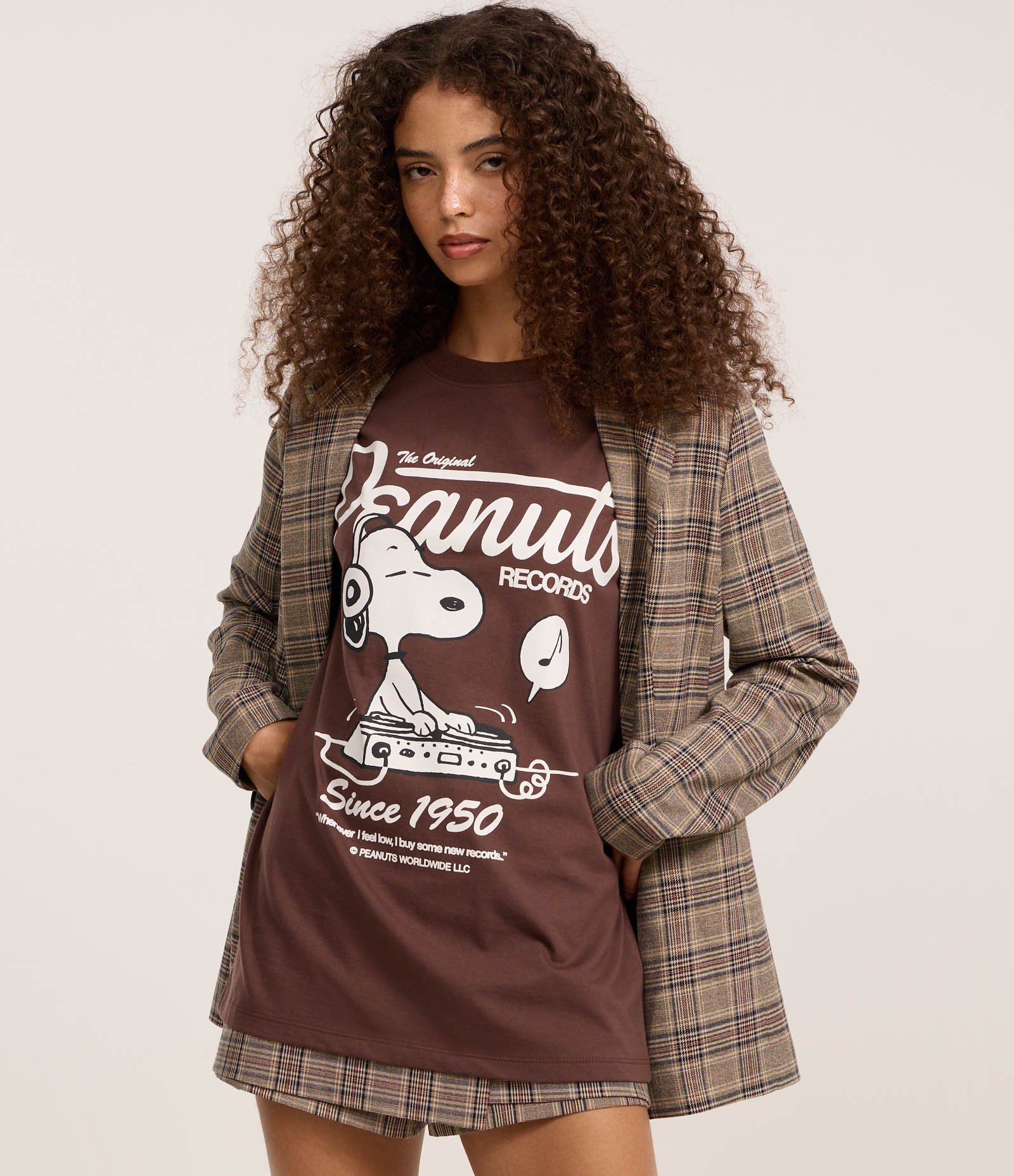 Camiseta Alongada em Algodão com Estampa Snoopy Peanuts Records Marrom 3