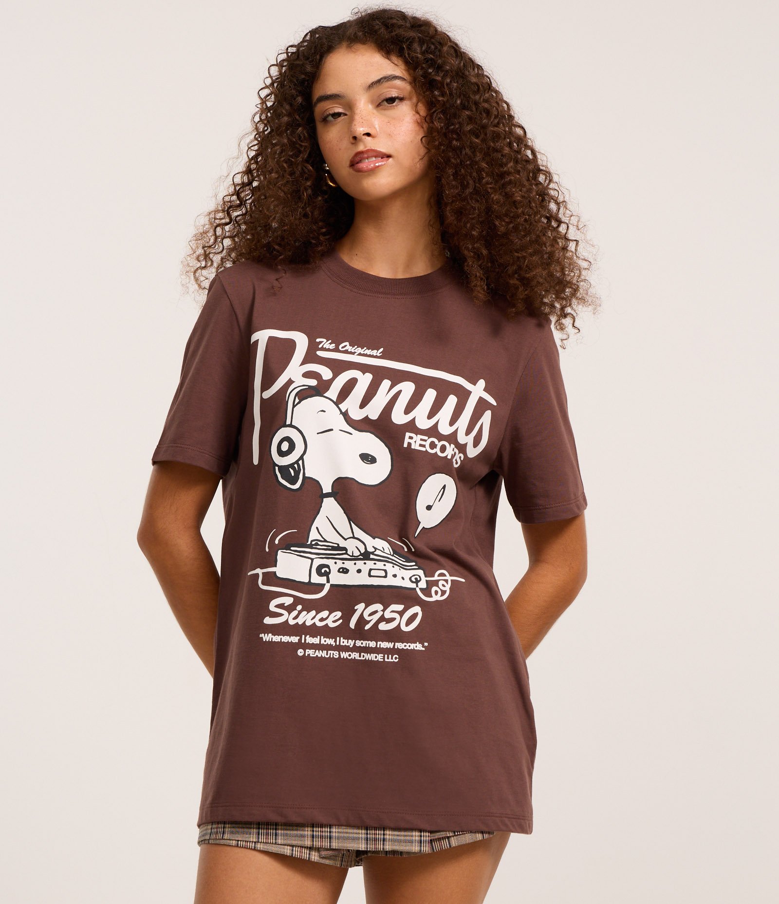 Camiseta Alongada em Algodão com Estampa Snoopy Peanuts Records Marrom 4