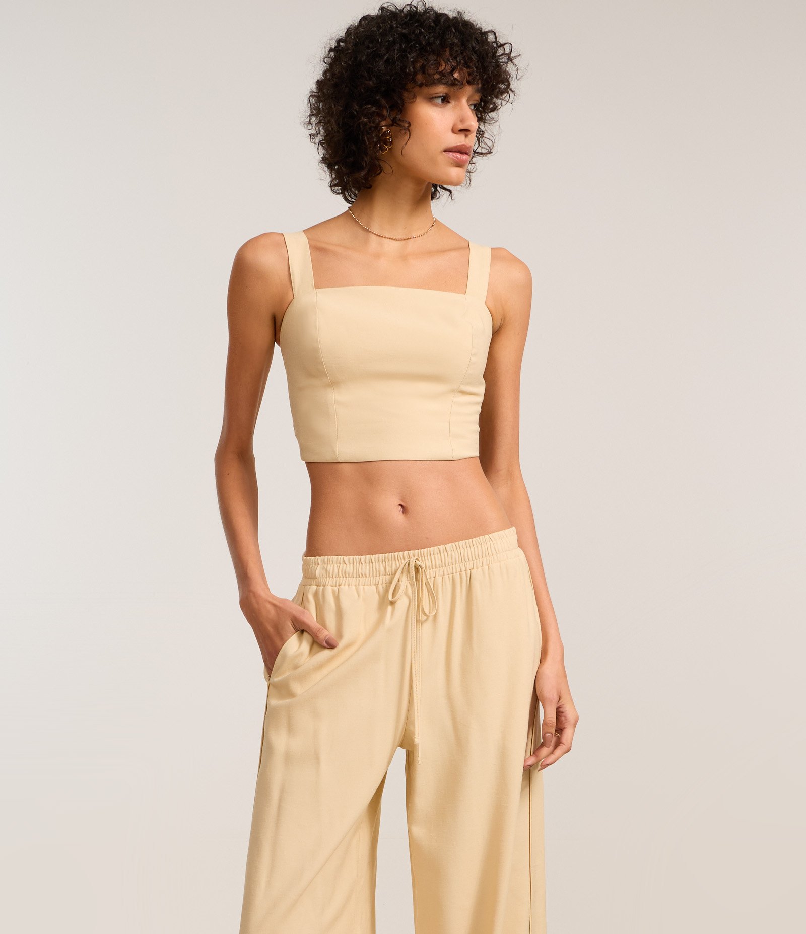 Calça Reta em Alfaiataria com Cintura Alta e Amarração no Cós Bege 2