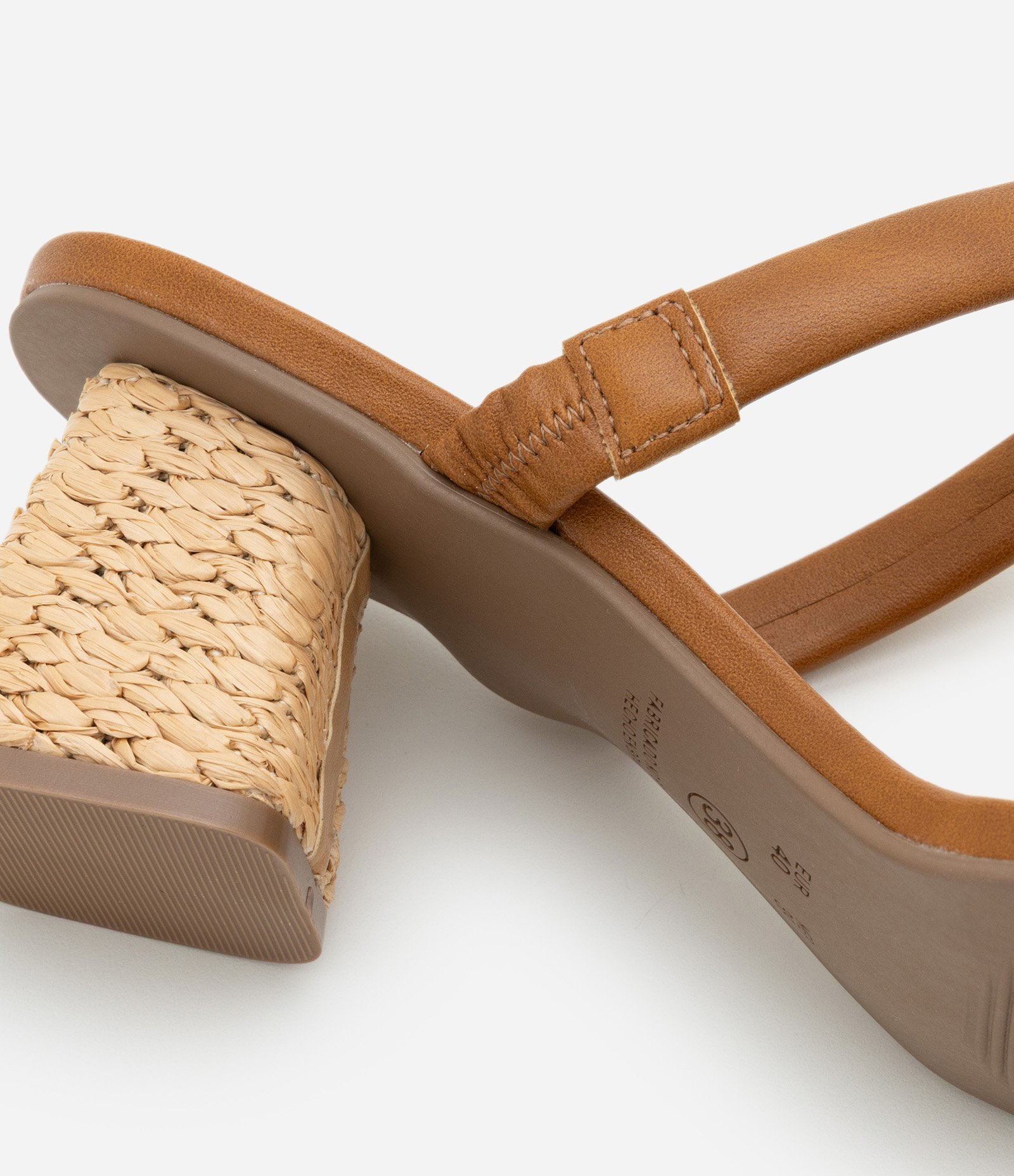 Sandália de Tiras com Salto Bloco e Efeito Ráfia Caramelo 4