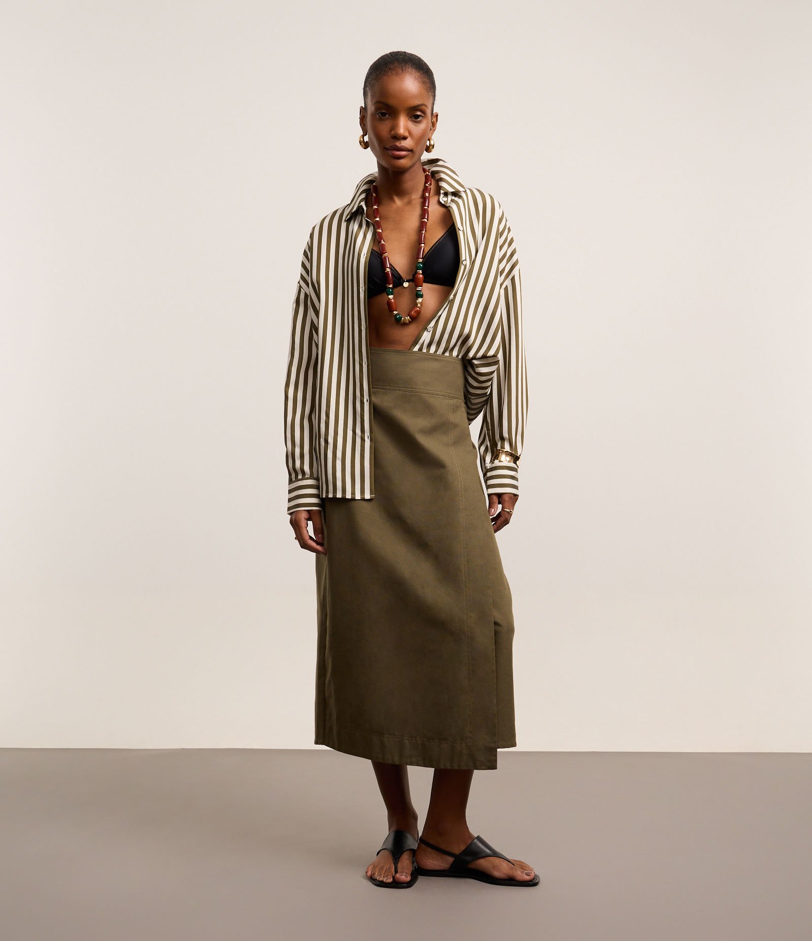 Saia Midi Alfaiatada com Transpasse Fake com Costura Aparente Verde 1