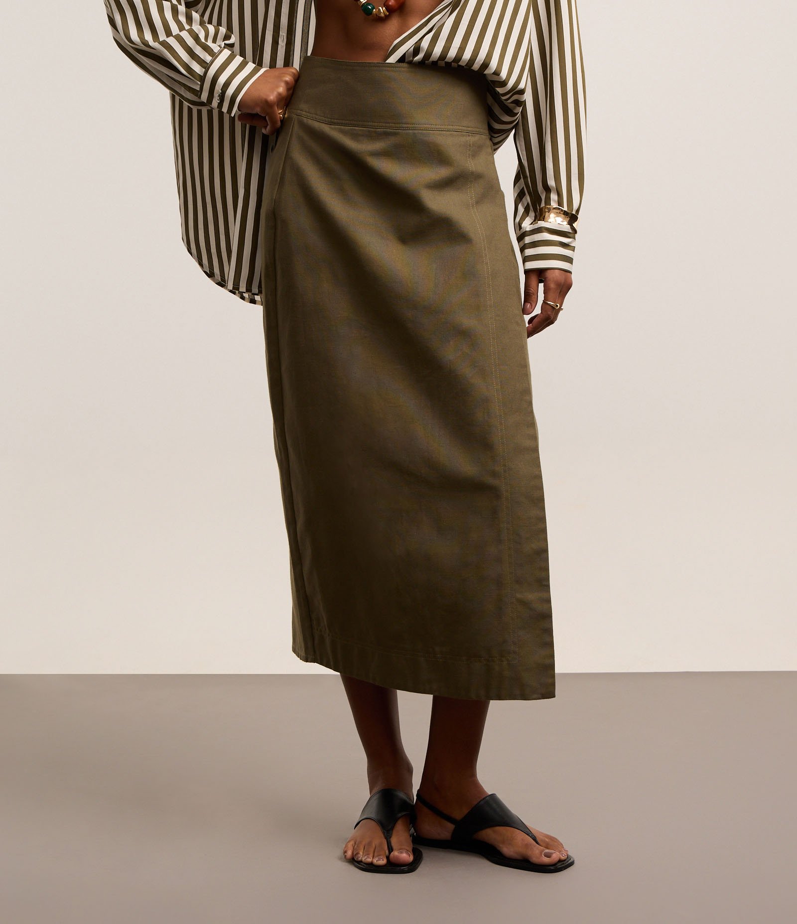 Saia Midi Alfaiatada com Transpasse Fake com Costura Aparente Verde 3