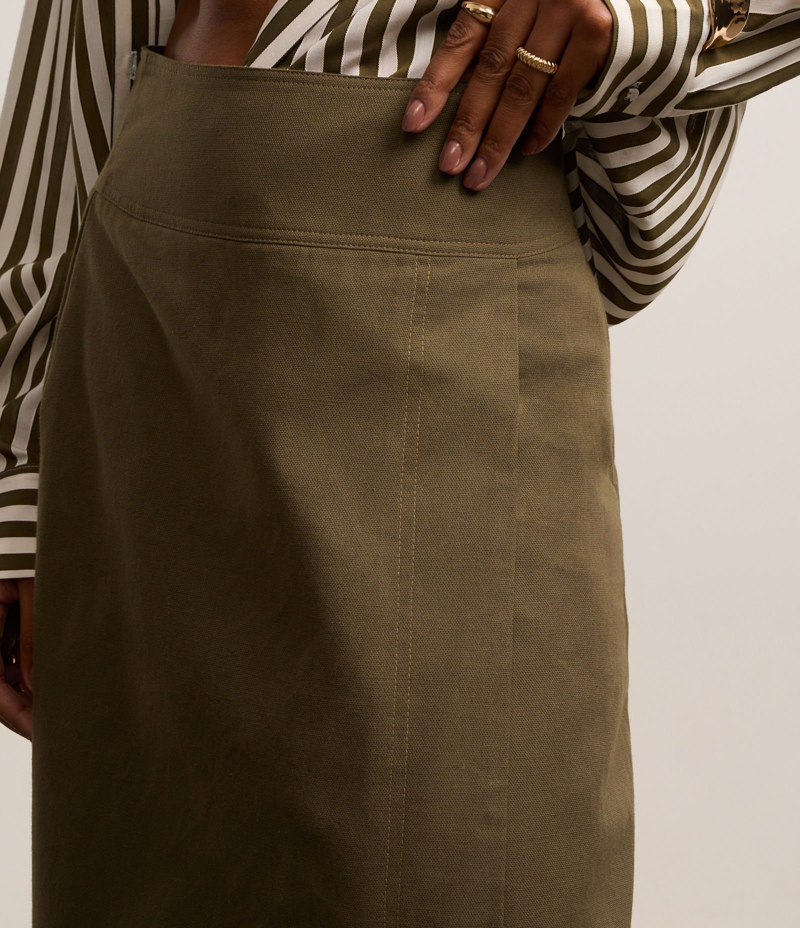 Saia Midi Alfaiatada com Transpasse Fake com Costura Aparente Verde 4