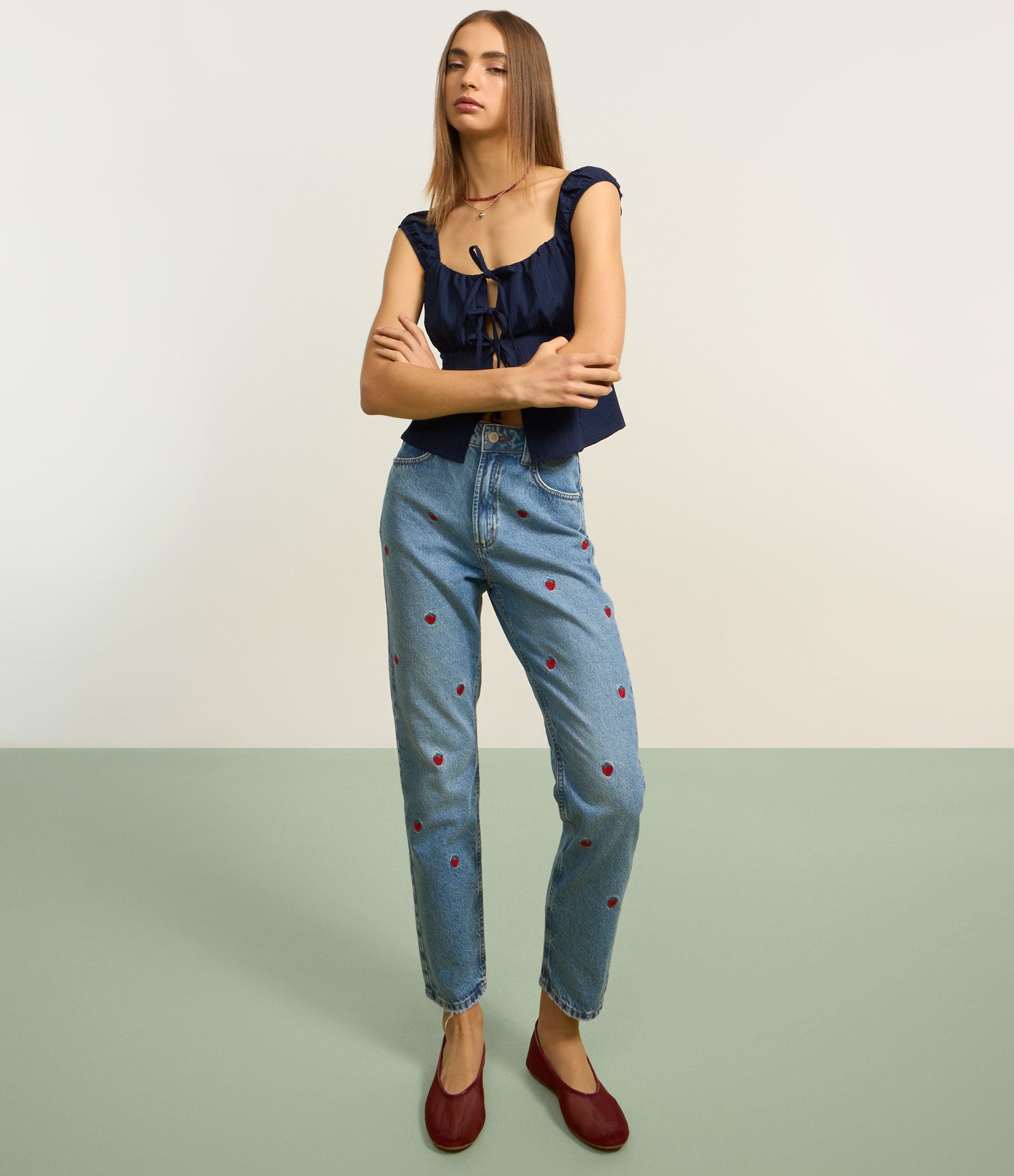 Calça Mom Jeans com Bordados de Moranguinhos Médio 5