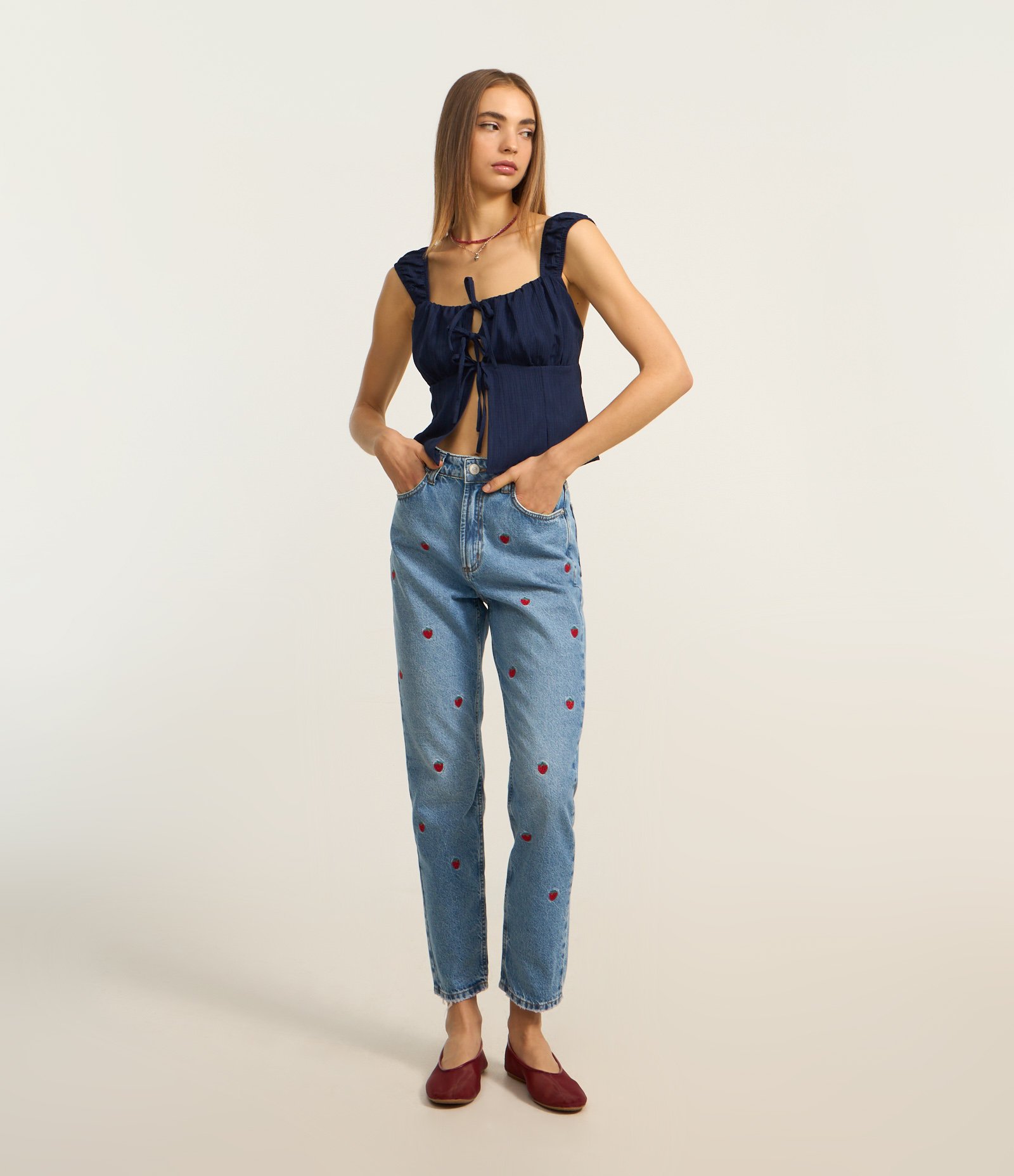 Calça Mom Jeans com Bordados de Moranguinhos Médio 1