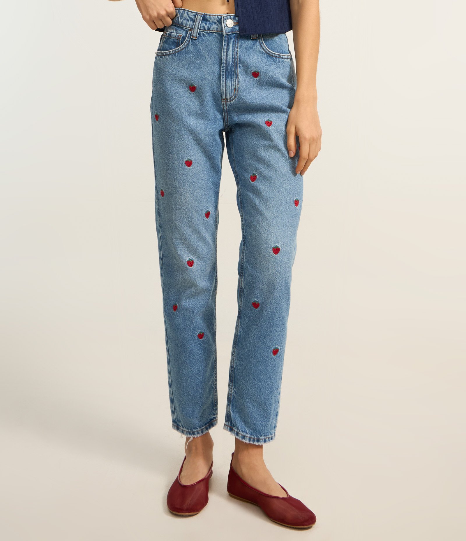 Calça Mom Jeans com Bordados de Moranguinhos Médio 3