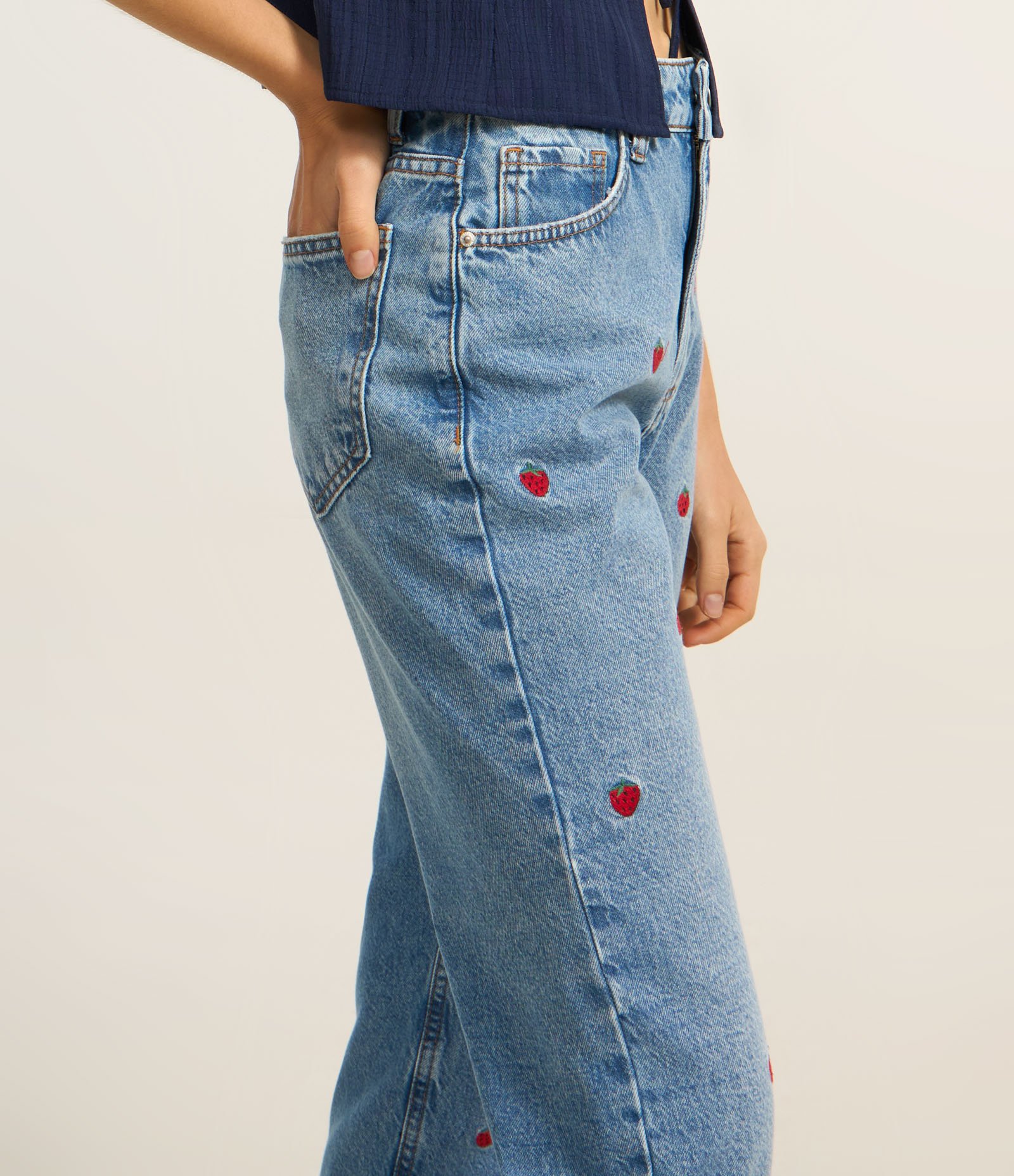 Calça Mom Jeans com Bordados de Moranguinhos Médio 4