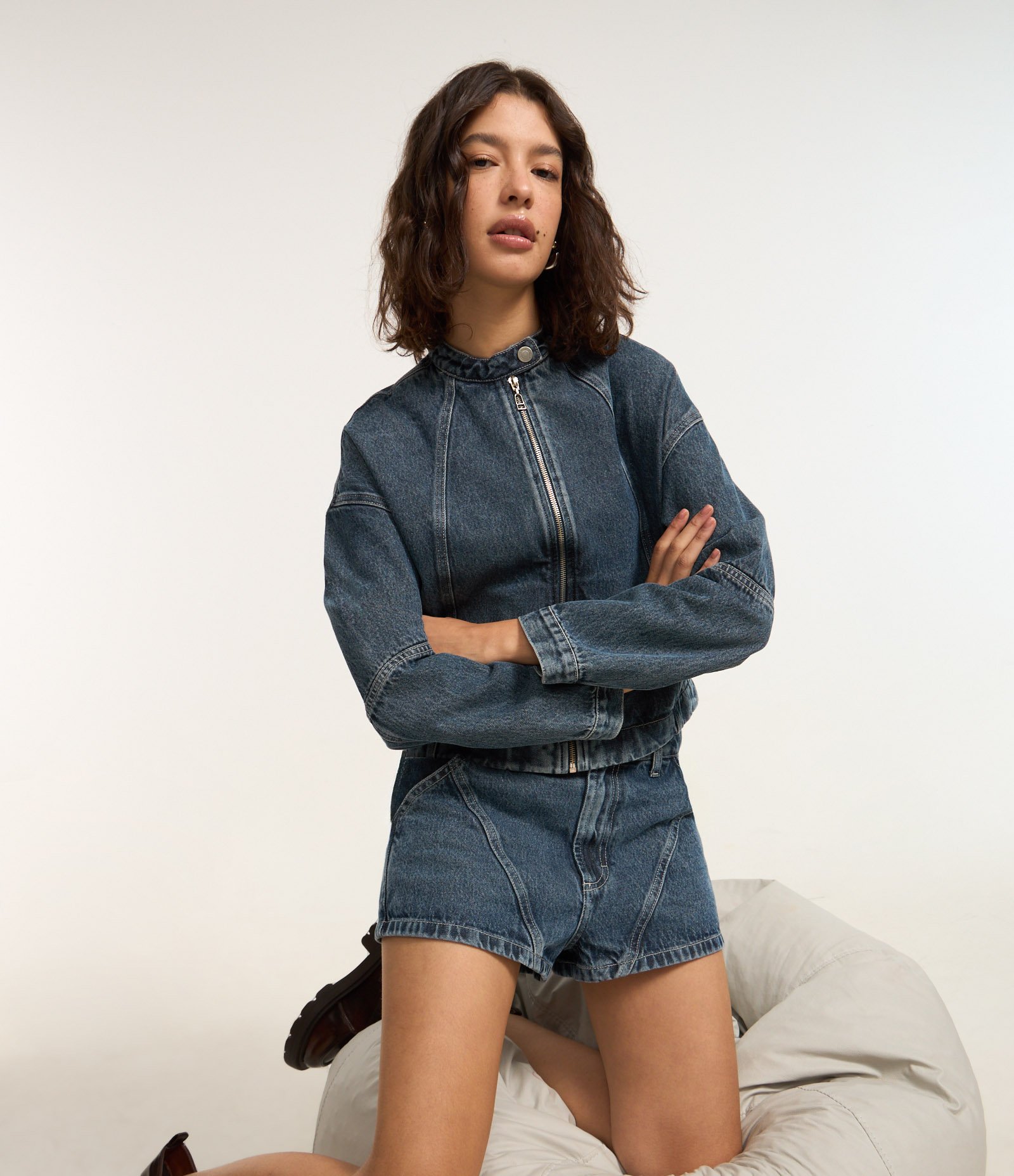 Short Mini em Jeans com Recortes Racing Escuro 1