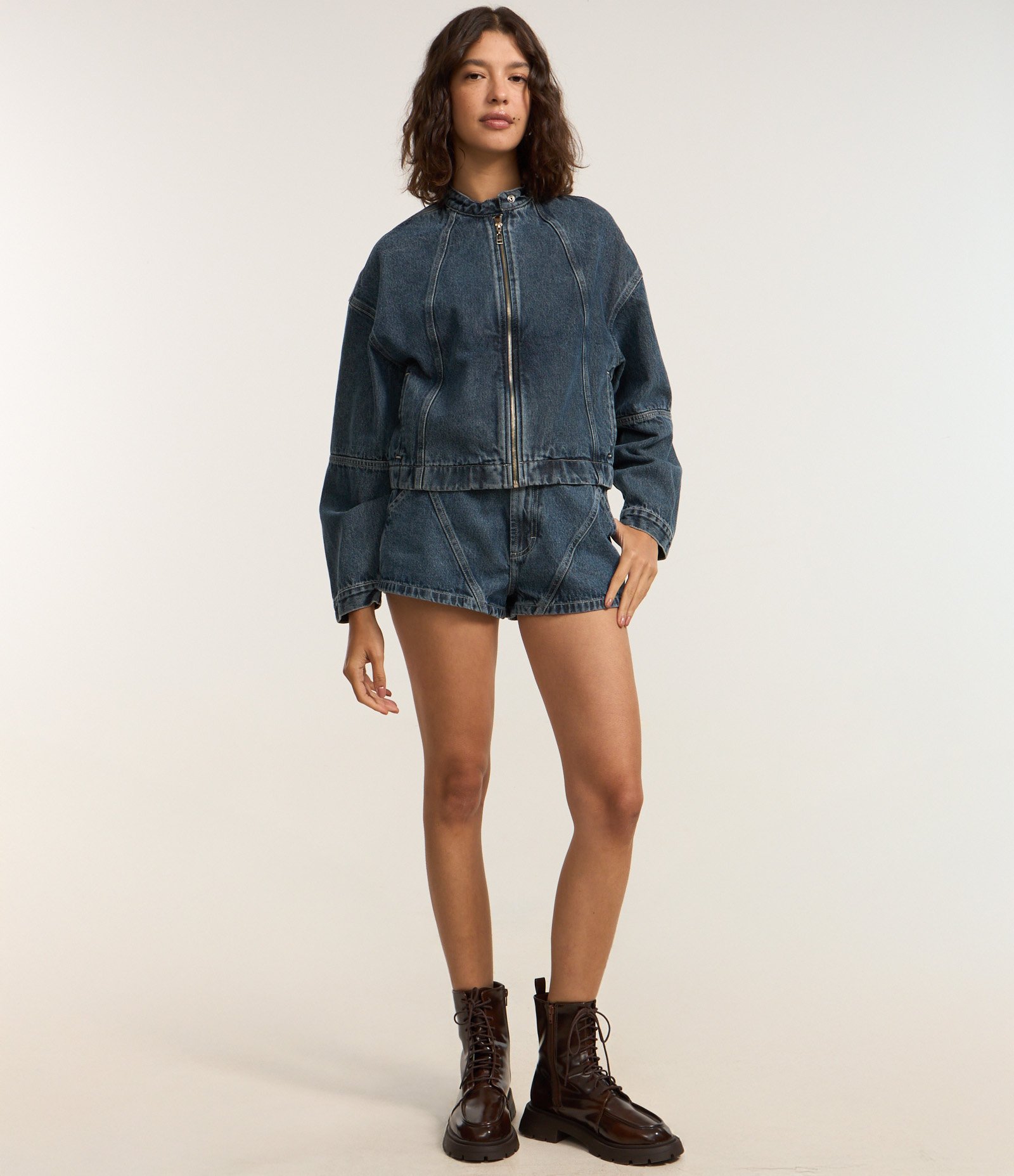 Short Mini em Jeans com Recortes Racing Escuro 2