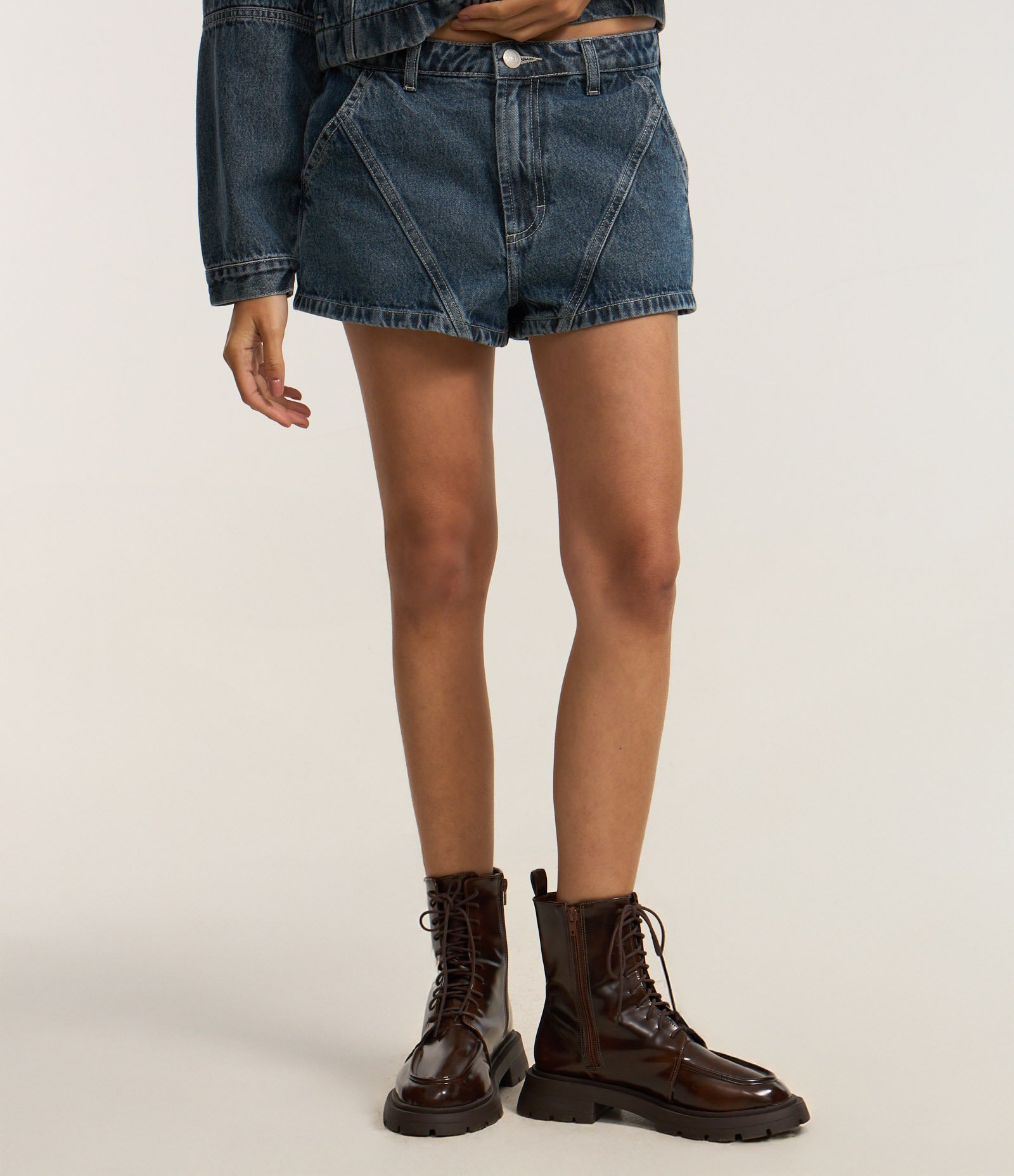 Short Mini em Jeans com Recortes Racing Escuro 4