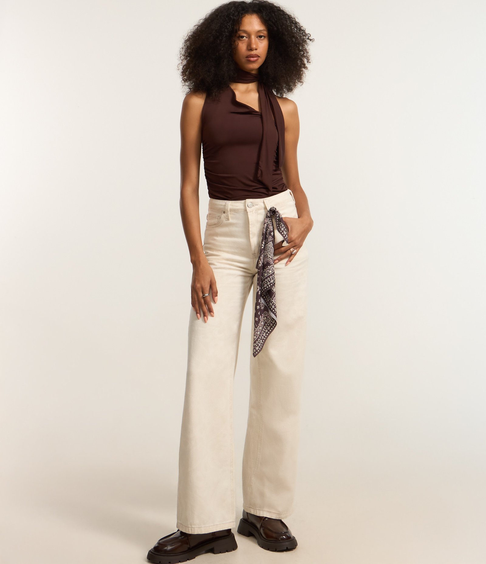 Calça Wide Leg em Sarja com Lenço de Estampa Paisley Off White 2