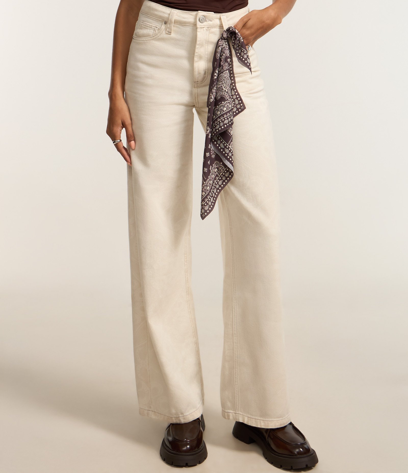 Calça Wide Leg em Sarja com Lenço de Estampa Paisley Off White 4