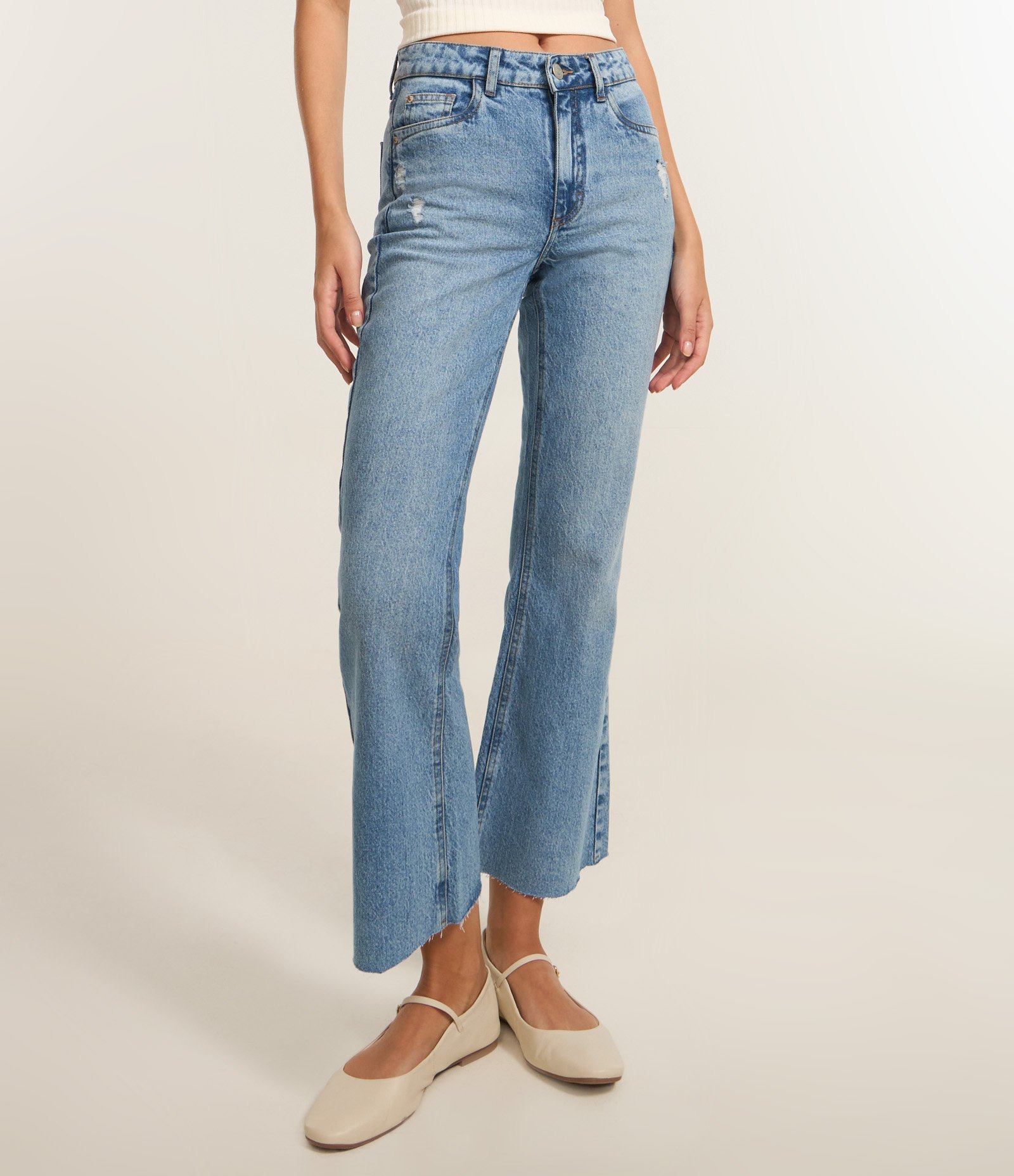 Calça Cropped Flare em Jeans com Barra Cortada Claro 3