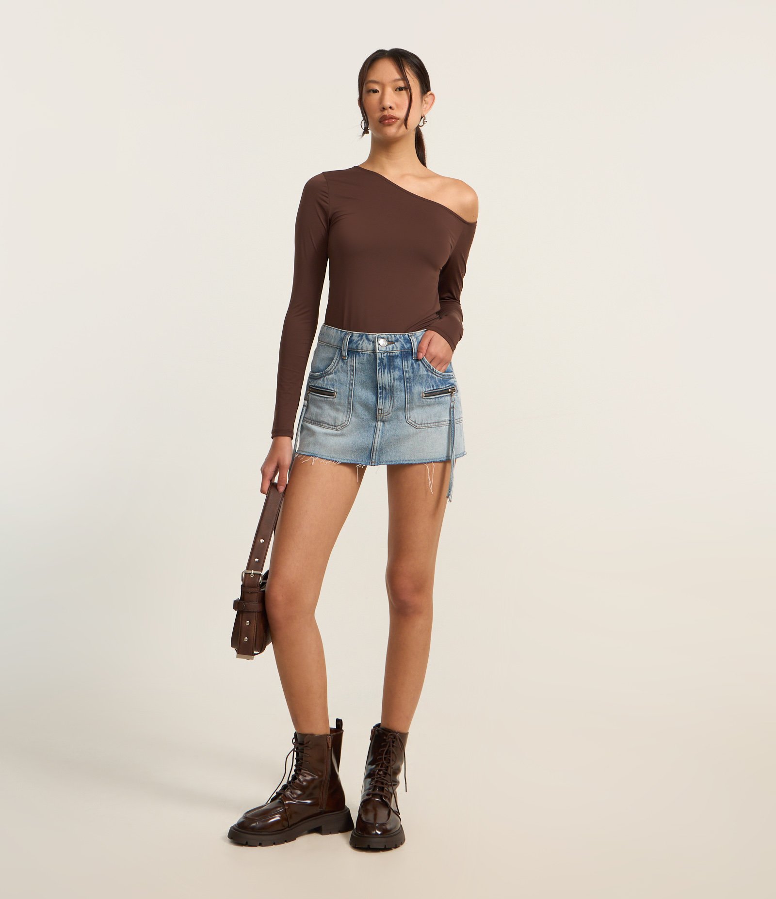 Saia Curta em Jeans com Bolso Carpinteiro Azul 1