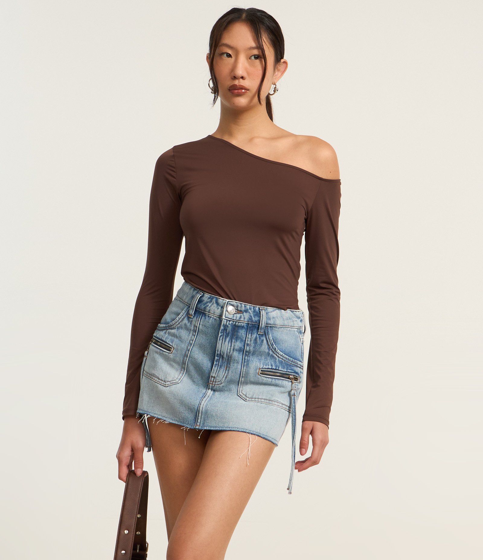 Saia Curta em Jeans com Bolso Carpinteiro Azul 2