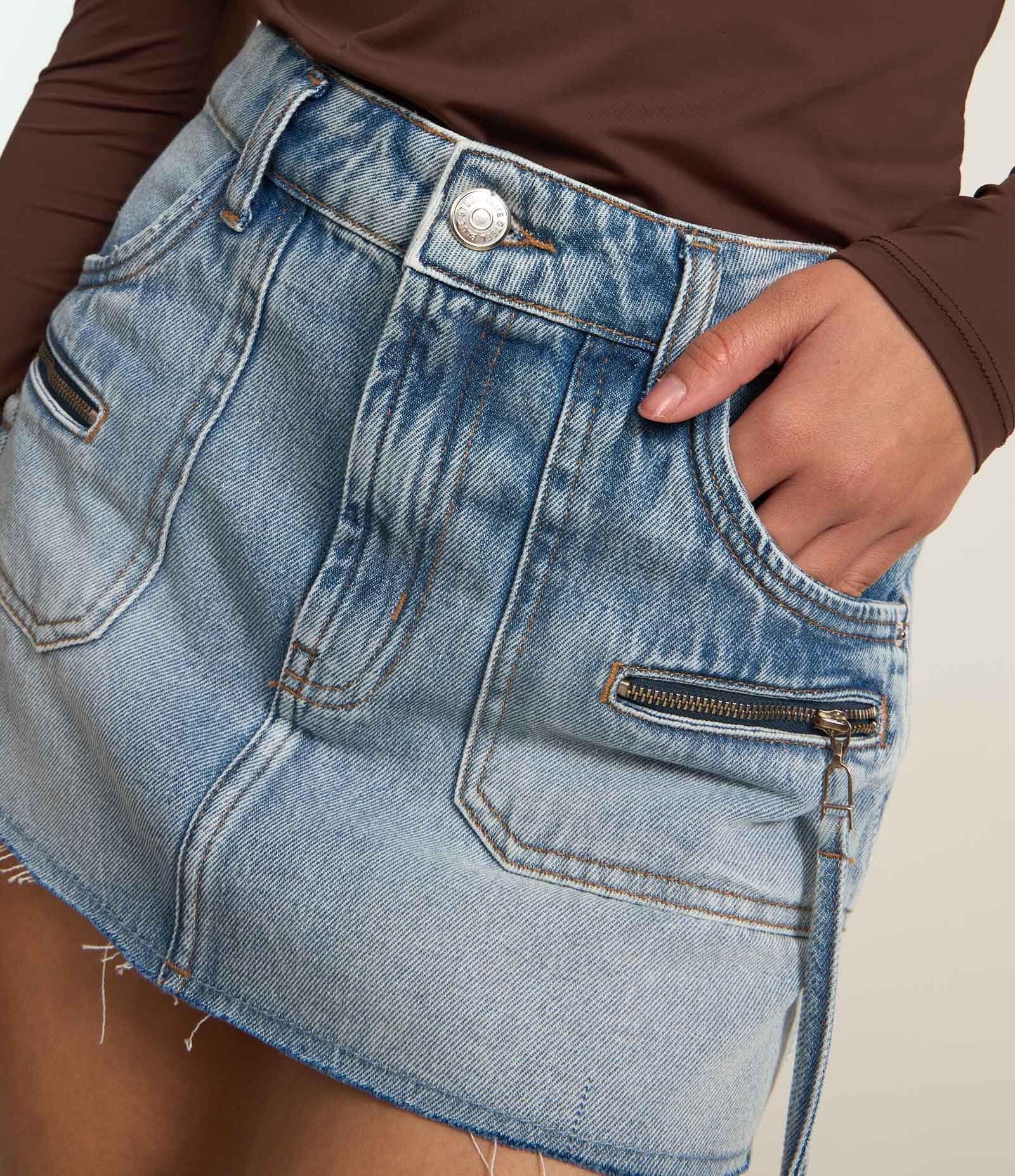 Saia Curta em Jeans com Bolso Carpinteiro Azul 4
