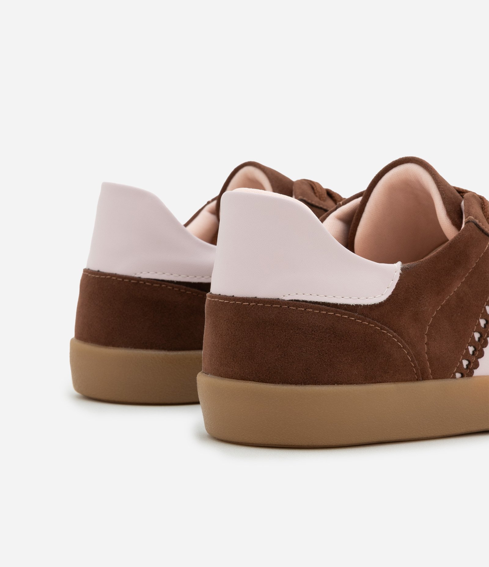 Tênis Chuteira com Detalhes de Coração Marrom 5